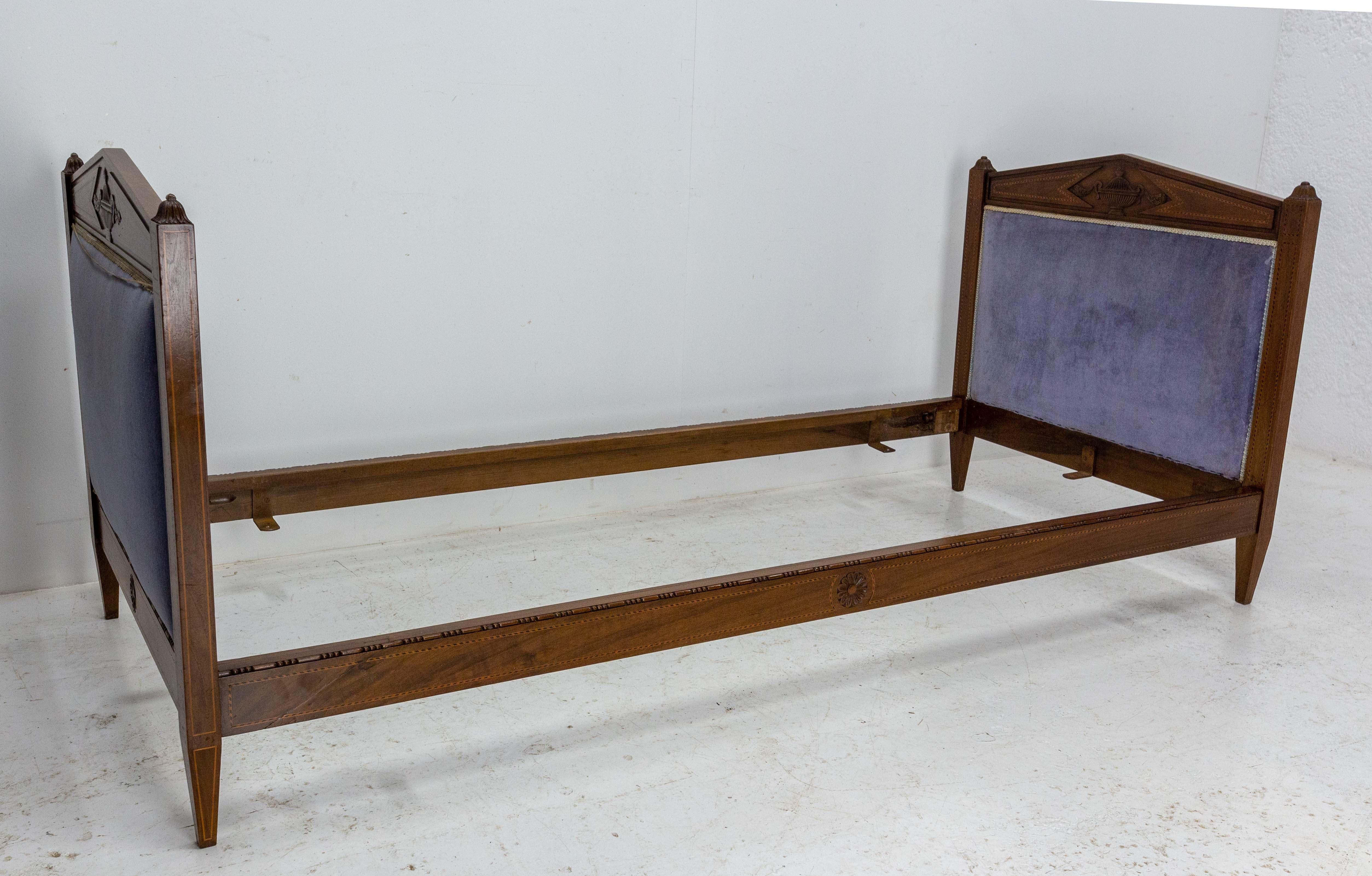 Walnut French Directoire walnut Sofa Banquette Carved and Inlayed, Early 19th Century For Sale