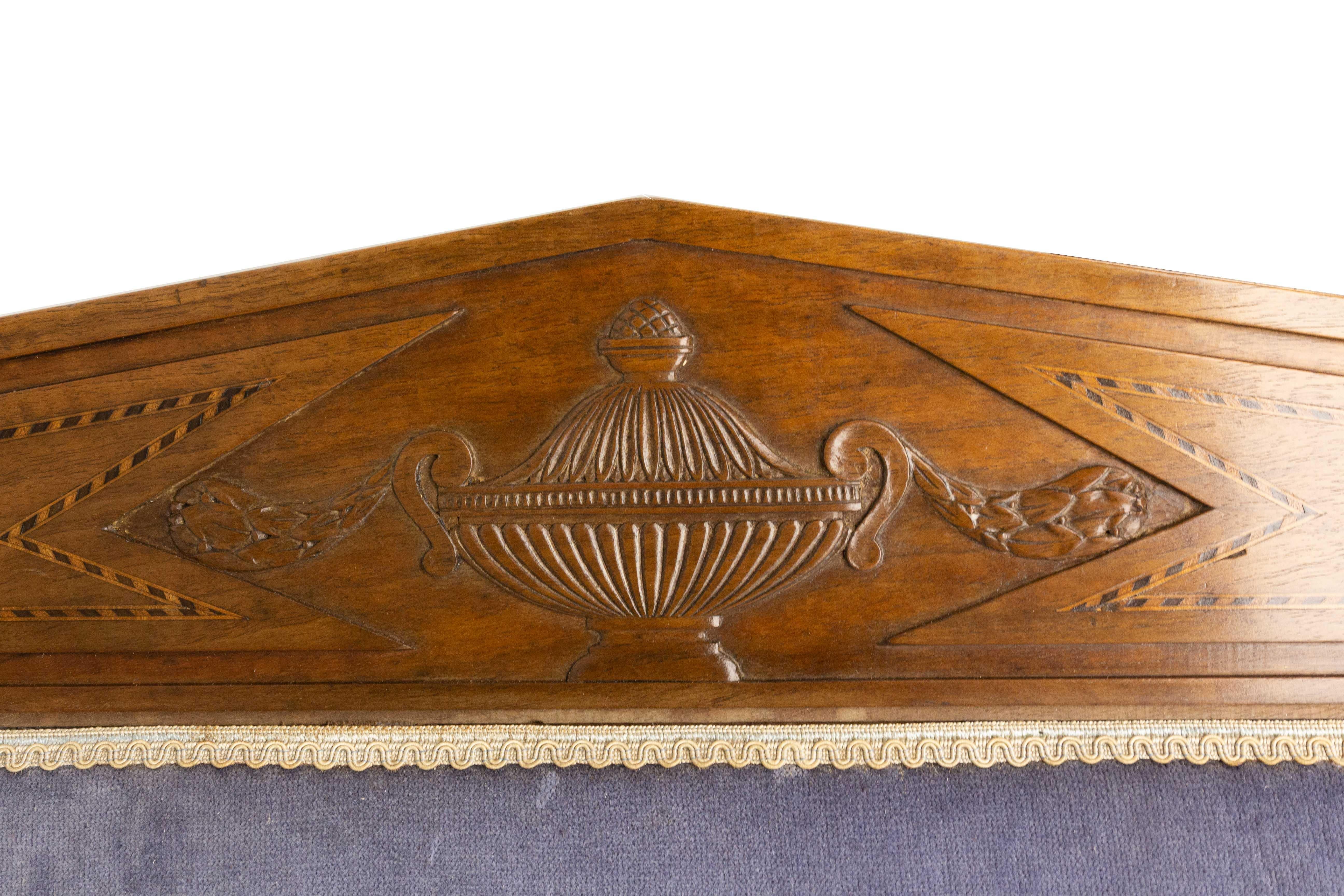 French Directoire walnut Sofa Banquette Carved and Inlayed, Early 19th Century For Sale 3