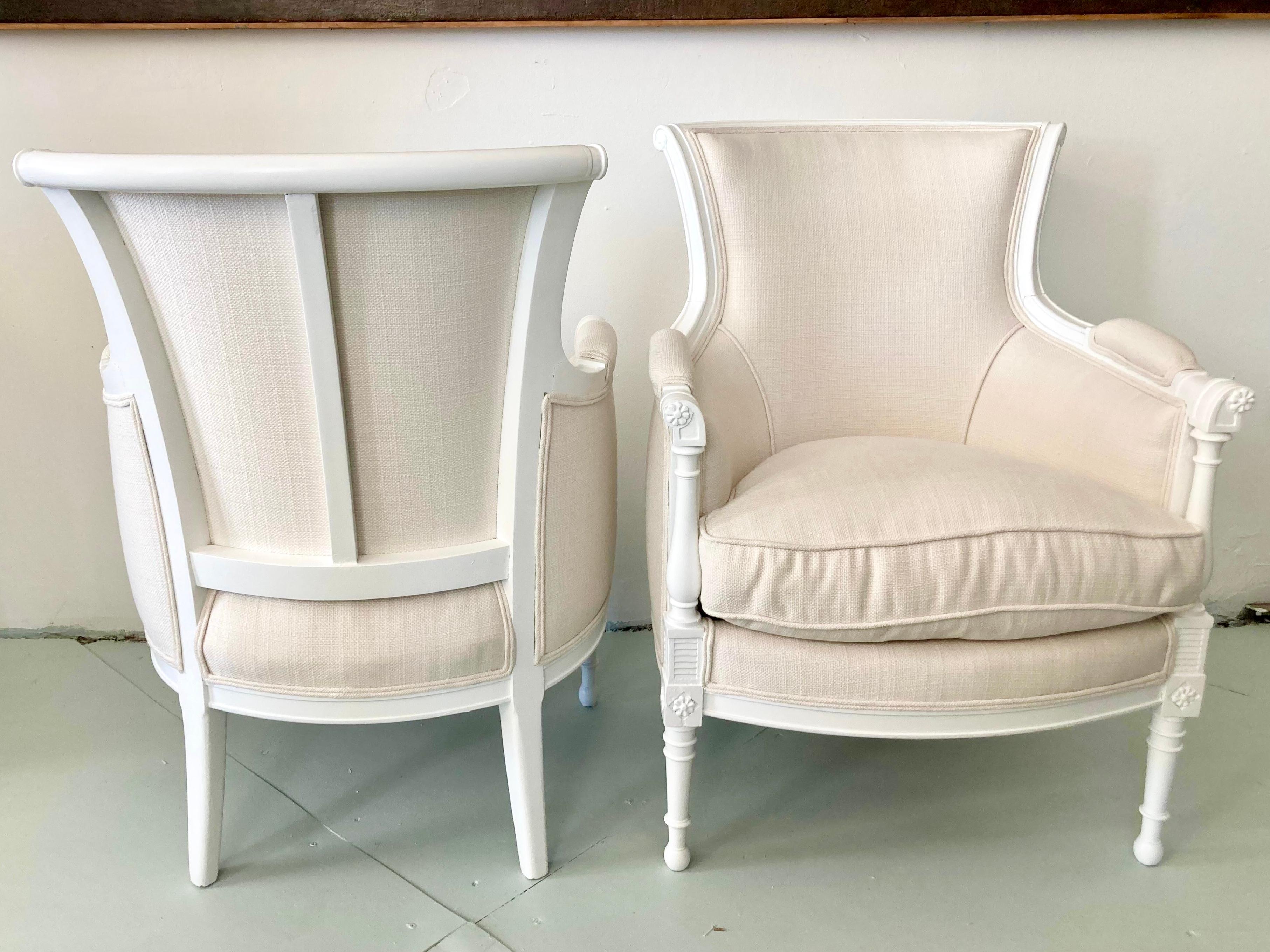 French Directoire Bergere Chair Fresh White Lacquered Finish, a Pair In Good Condition For Sale In Los Angeles, CA