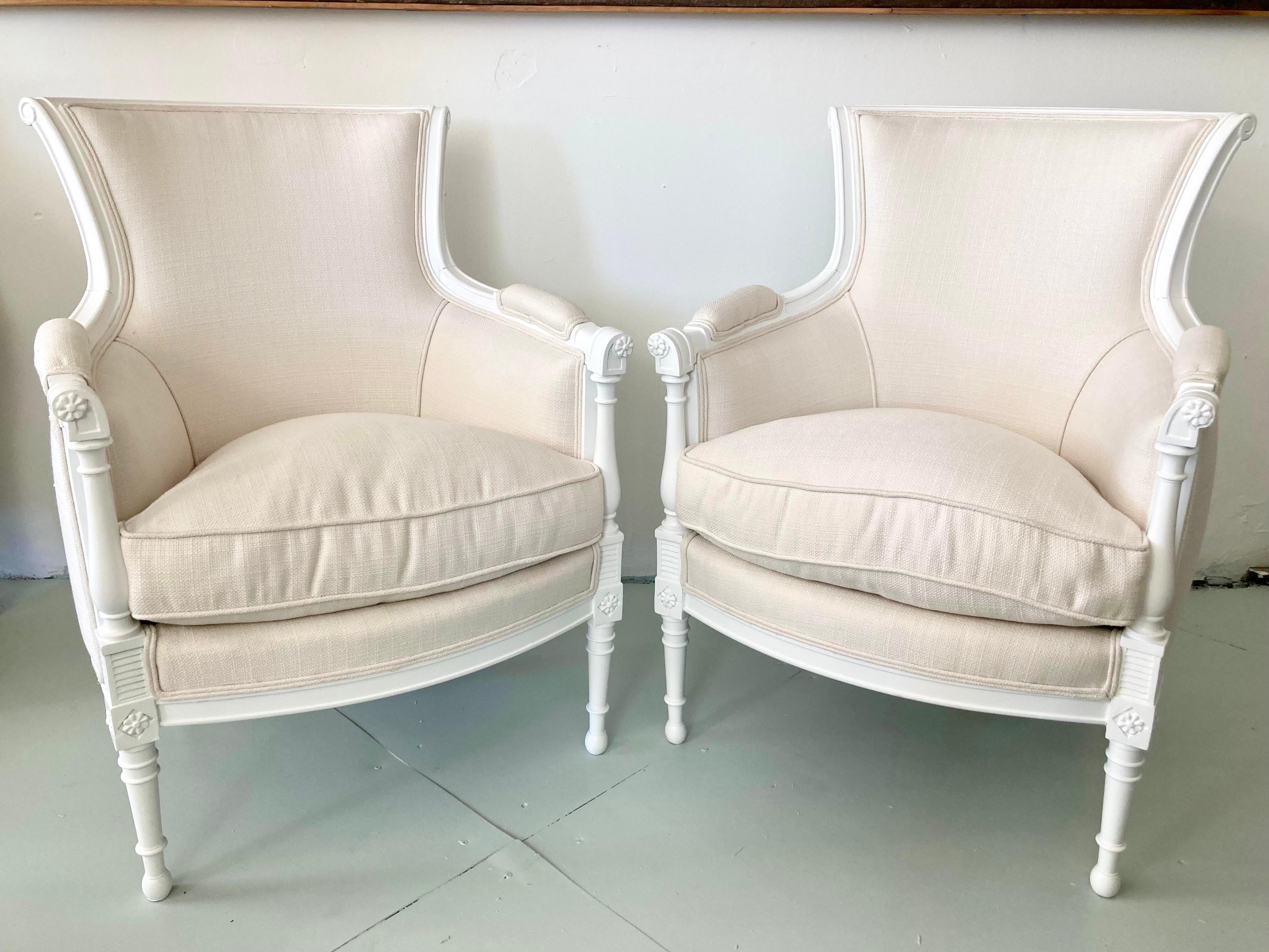 Französischer Directoire Bergere-Stuhl im Directoire-Stil in Süß-Weiß-Lackierung, Paar (19. Jahrhundert) im Angebot