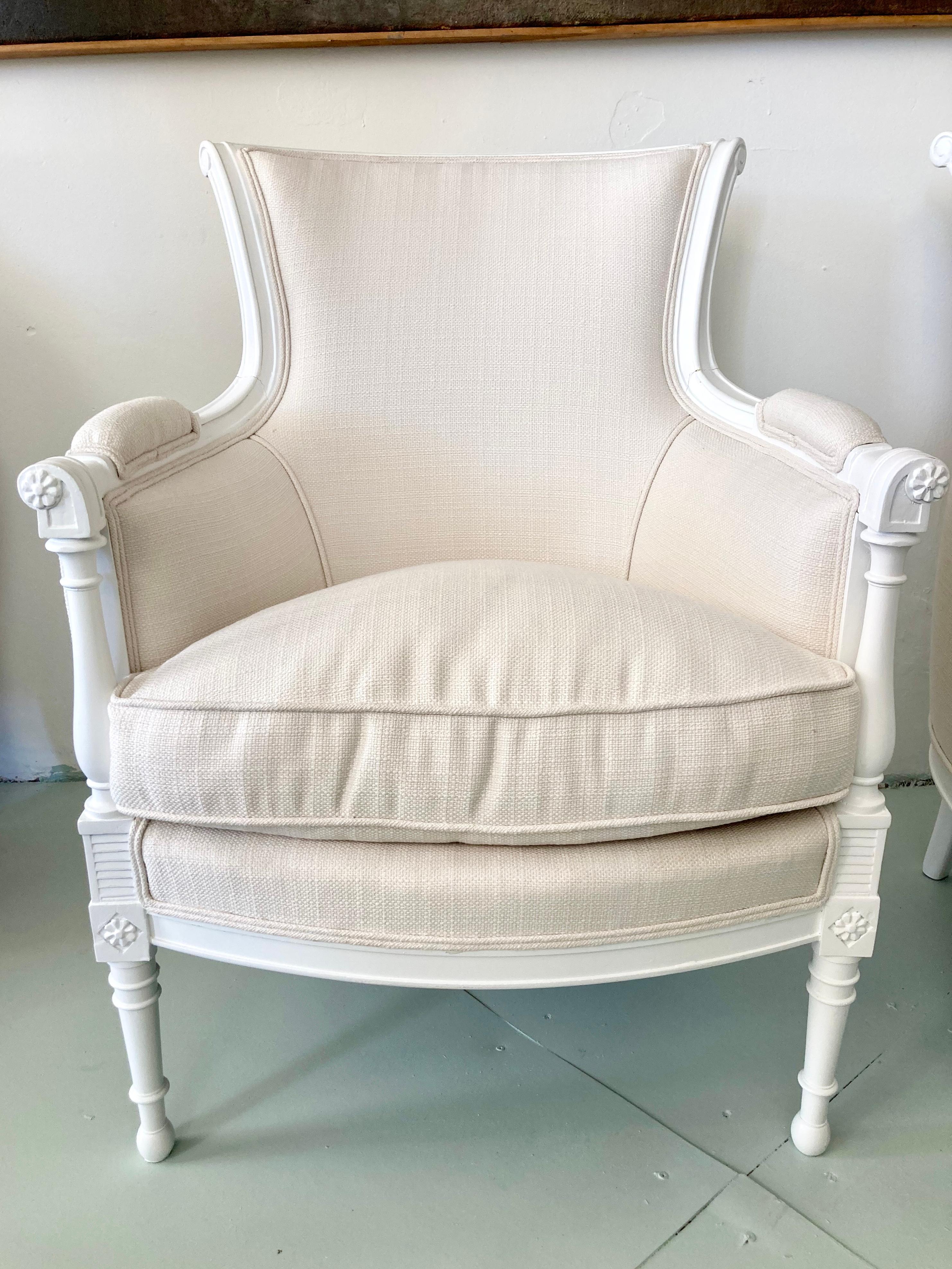Französischer Directoire Bergere-Stuhl im Directoire-Stil in Süß-Weiß-Lackierung, Paar im Angebot 1