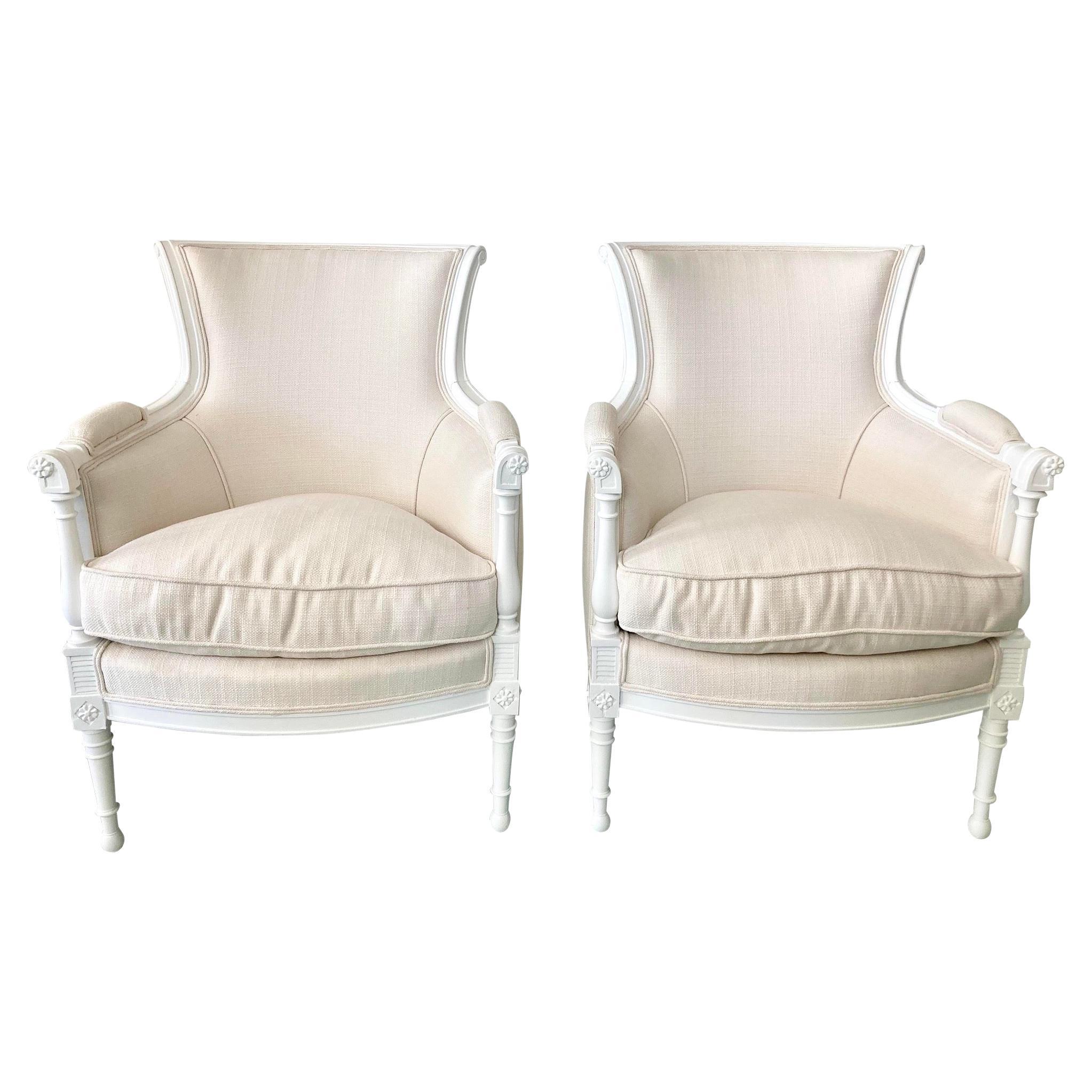 Paire de chaises Bergere de style Directoire, laquées blanc frais