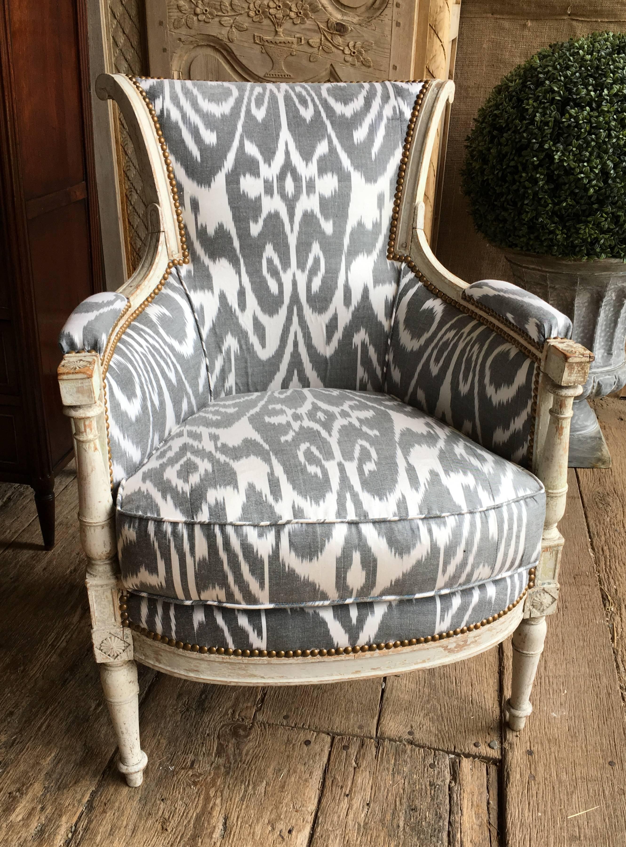 An early 19th century Directoire period bergere chair in beech, retaining its original painted finish, newly upholstered in black and white Ikat fabric.
Measures: Seat height 18.5