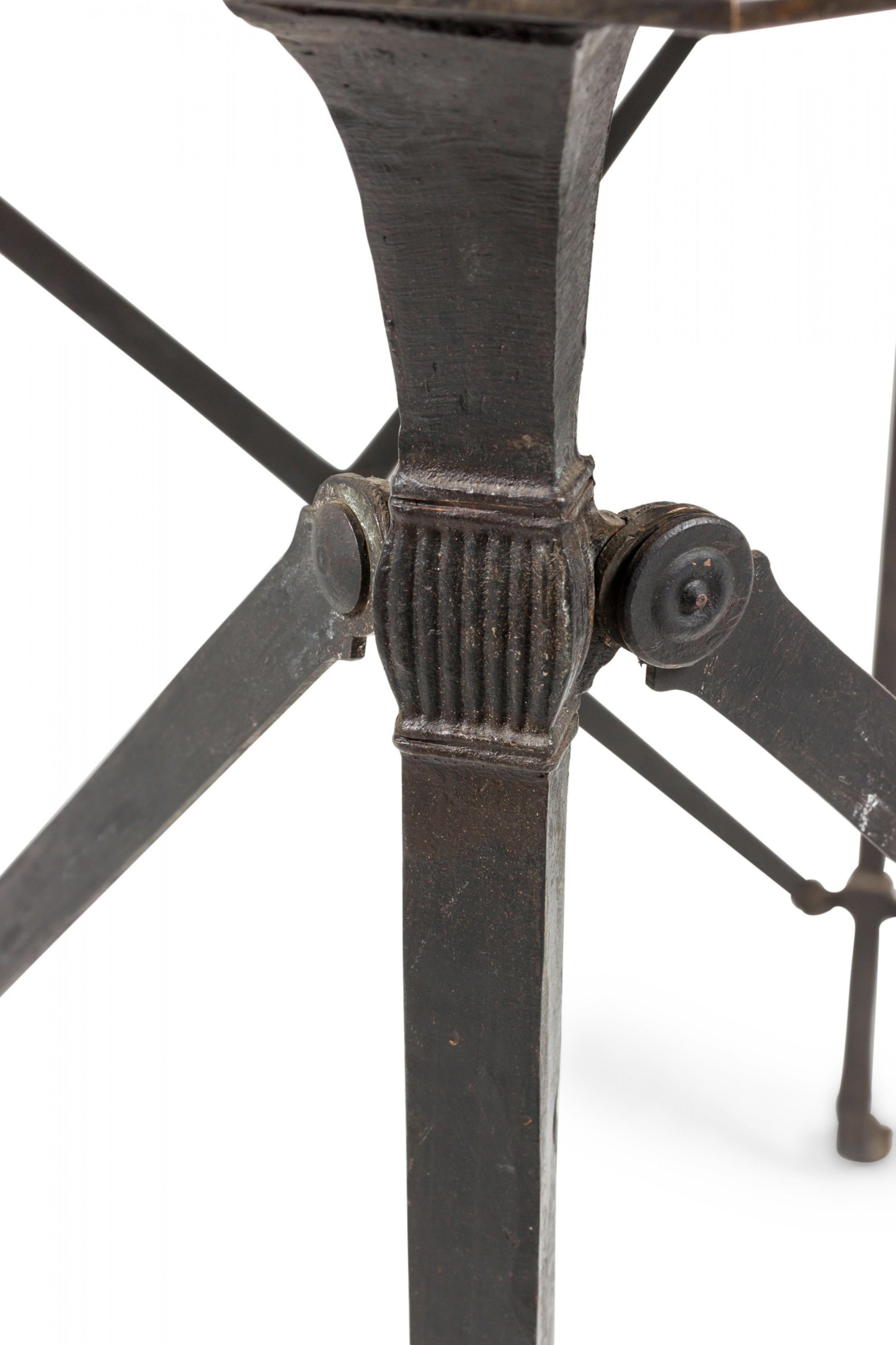 Table d'appoint en bronze directoire français à plateau en marbre en vente 4