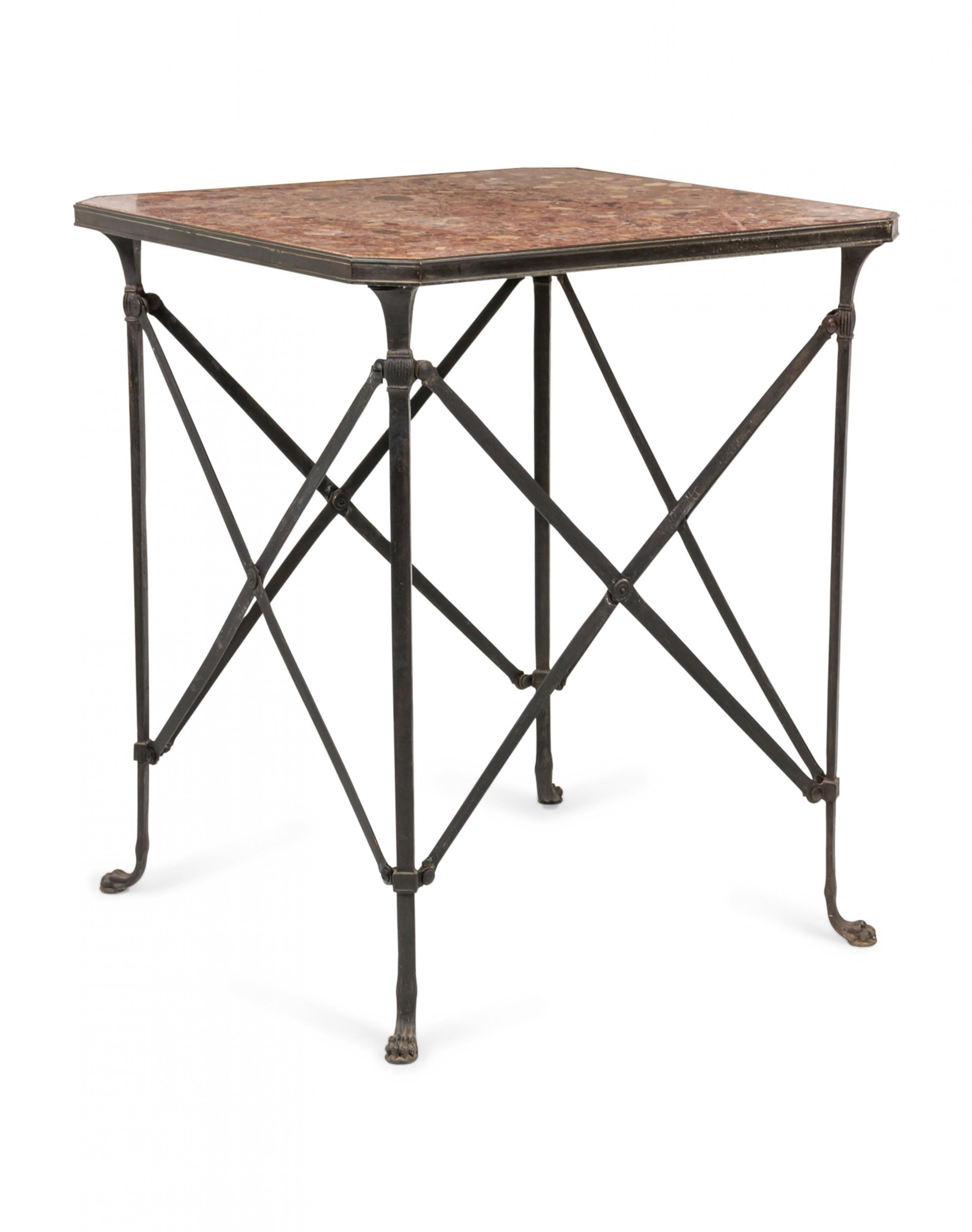 Table de guéridon de style Directoire (20e siècle) en bronze foncé, de forme carrée, à plateau en marbre rouge et à pieds croisés.