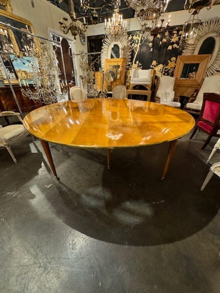 Bel tavolo da pranzo rotondo di qualità in stile Direttorio francese dell'inizio del XX secolo, in noce e con finiture in ottone. Circa 1940. Perfetto per gli attuali design di transizione! 84L x 29L