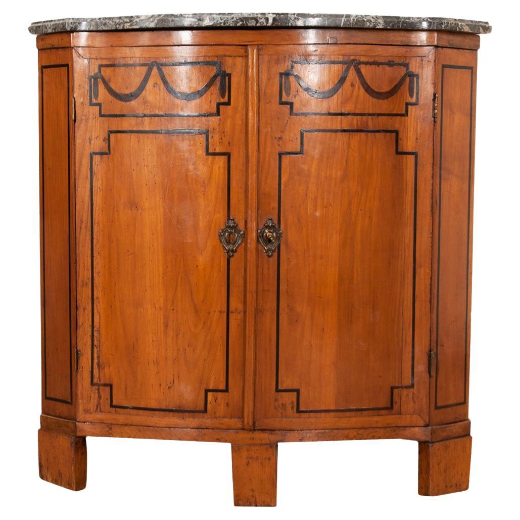 Armario esquinero francés Directoire de madera de frutal con incrustaciones en venta