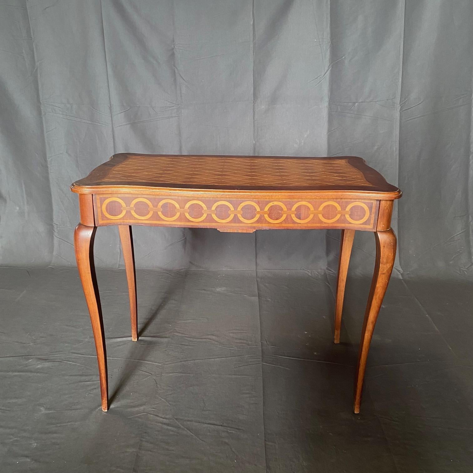 Table d'appoint ou bureau de style Directoire français en marqueterie avec incrustation méticuleuse en vente 3