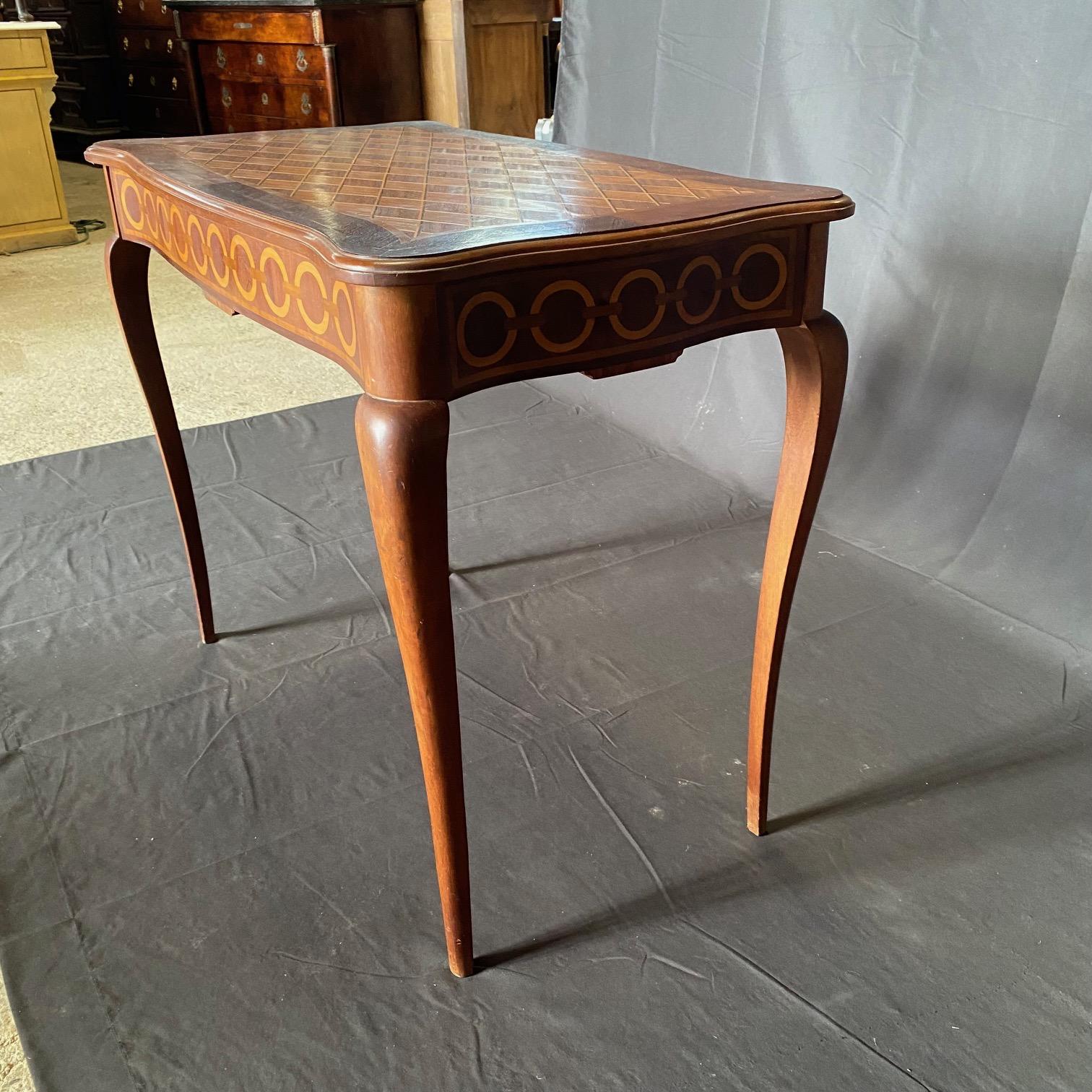  French Directoire Inlaid Marquetry Side Table or Desk with Meticulous Inlay For Sale 1