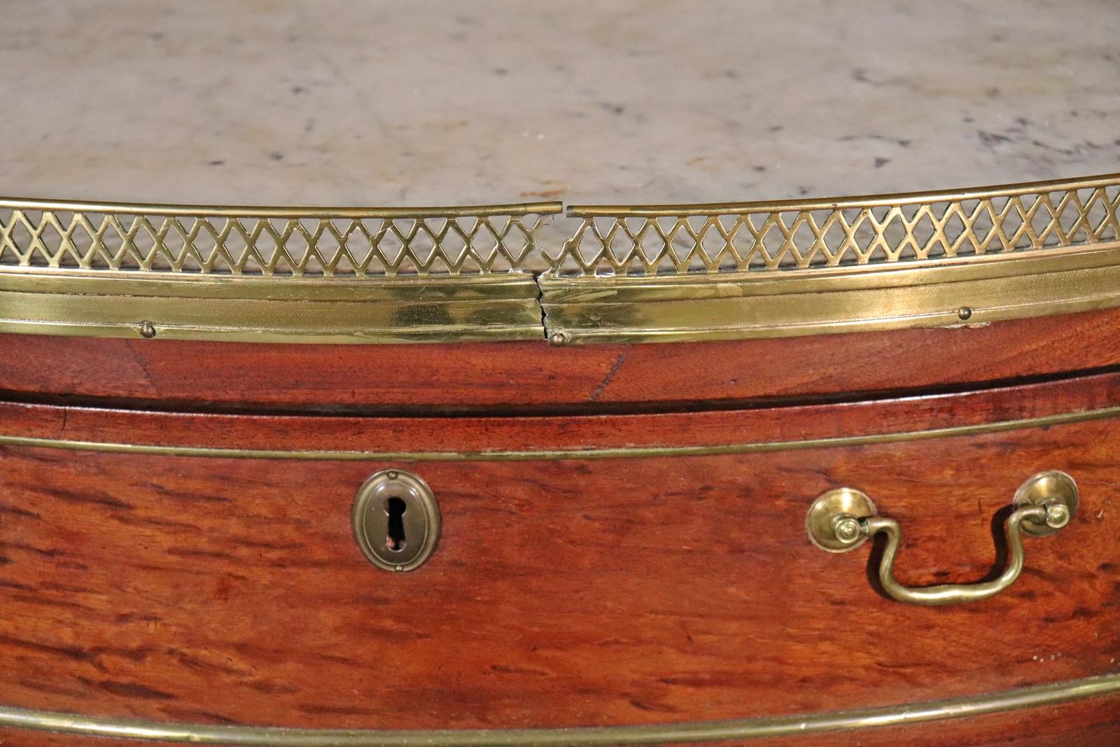Französisch Directoire Louis XVI Demilune Form Marmorplatte Marmorplatte Konsolentisch (Frühes 20. Jahrhundert) im Angebot