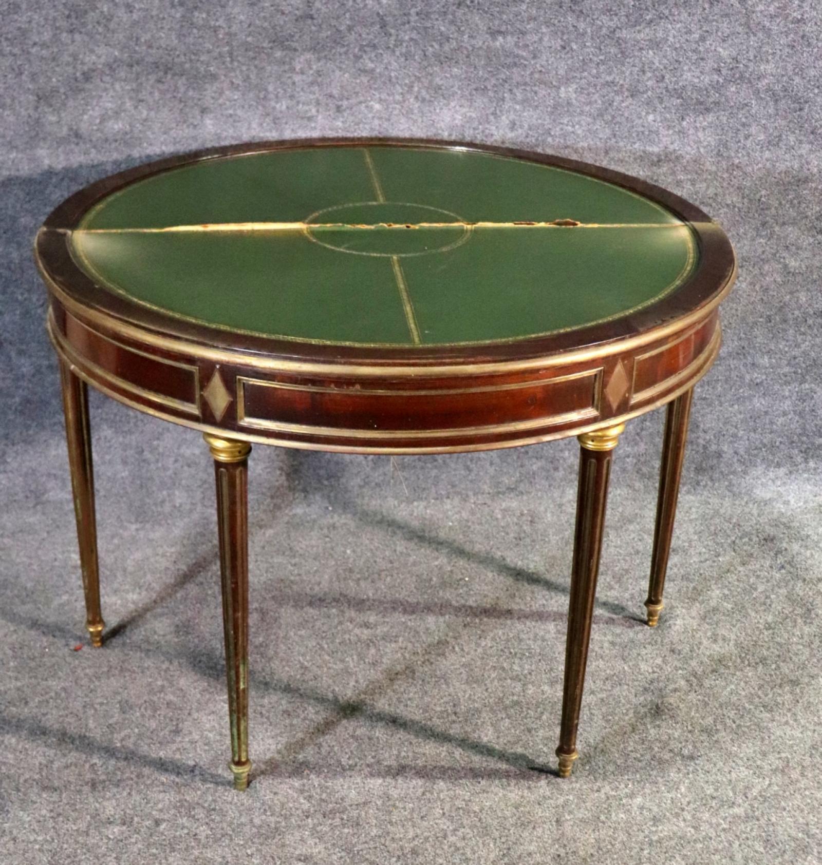 Laiton Directoire français de style Louis XVI  Table de jeu à plateau rabattable en vente