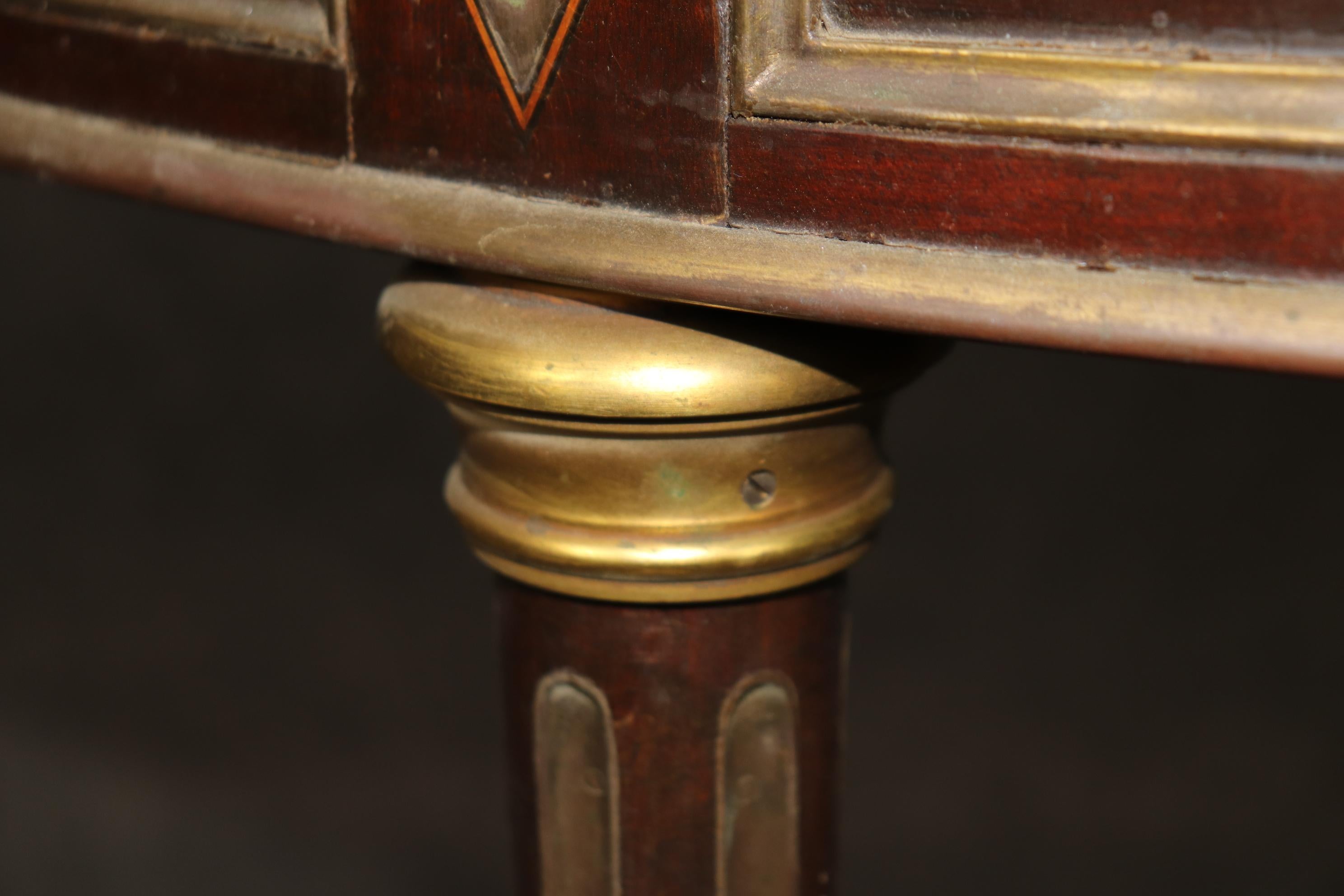 Directoire français de style Louis XVI  Table de jeu à plateau rabattable en vente 12