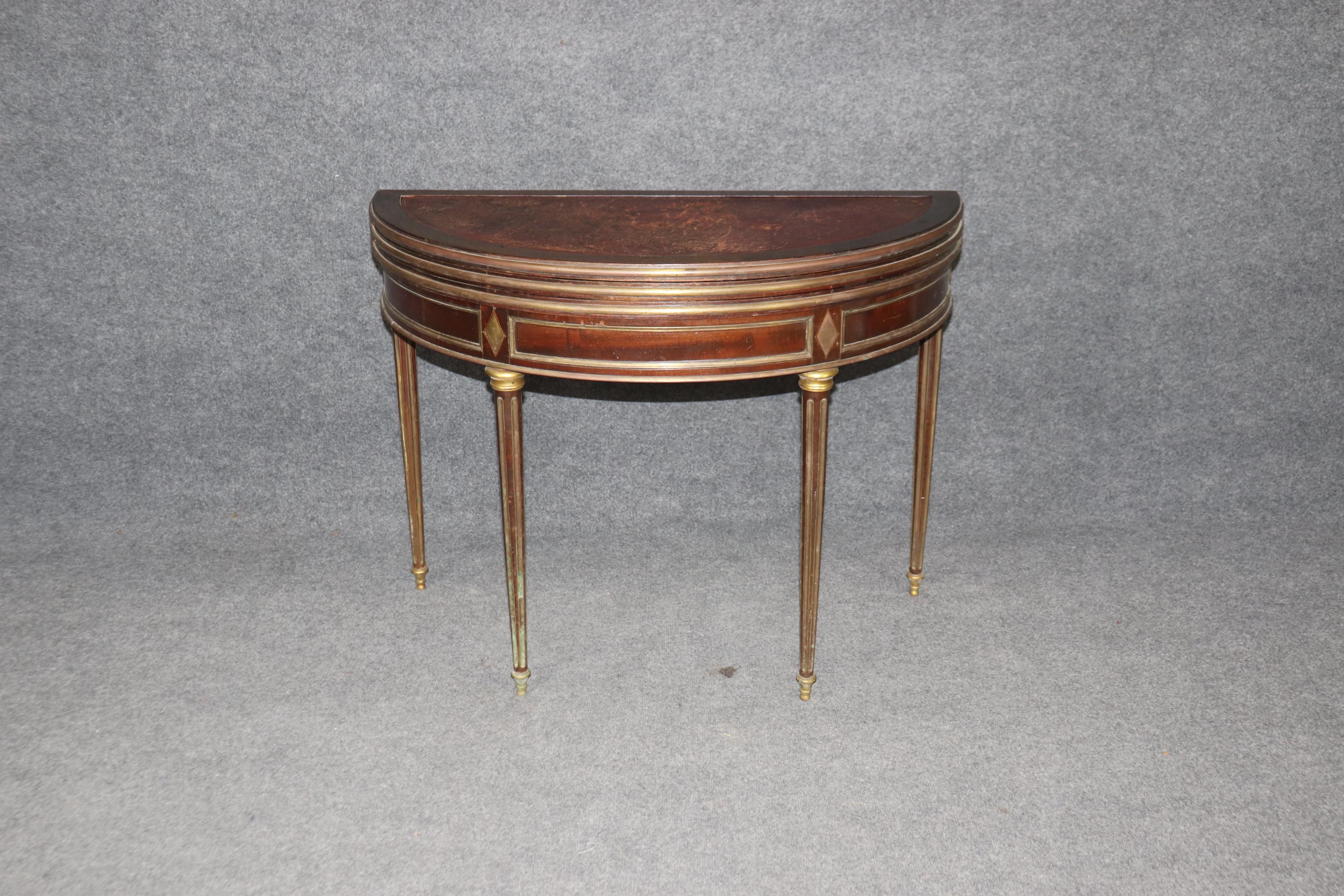 Table de jeu / console de style Louis XVI à plateau rabattable. Double plateau, le premier plateau est en cuir, le second en bois. Accents en laiton. 1 tiroir à queue d'aronde. Joliment détaillée, elle peut servir de console ou de table centrale.