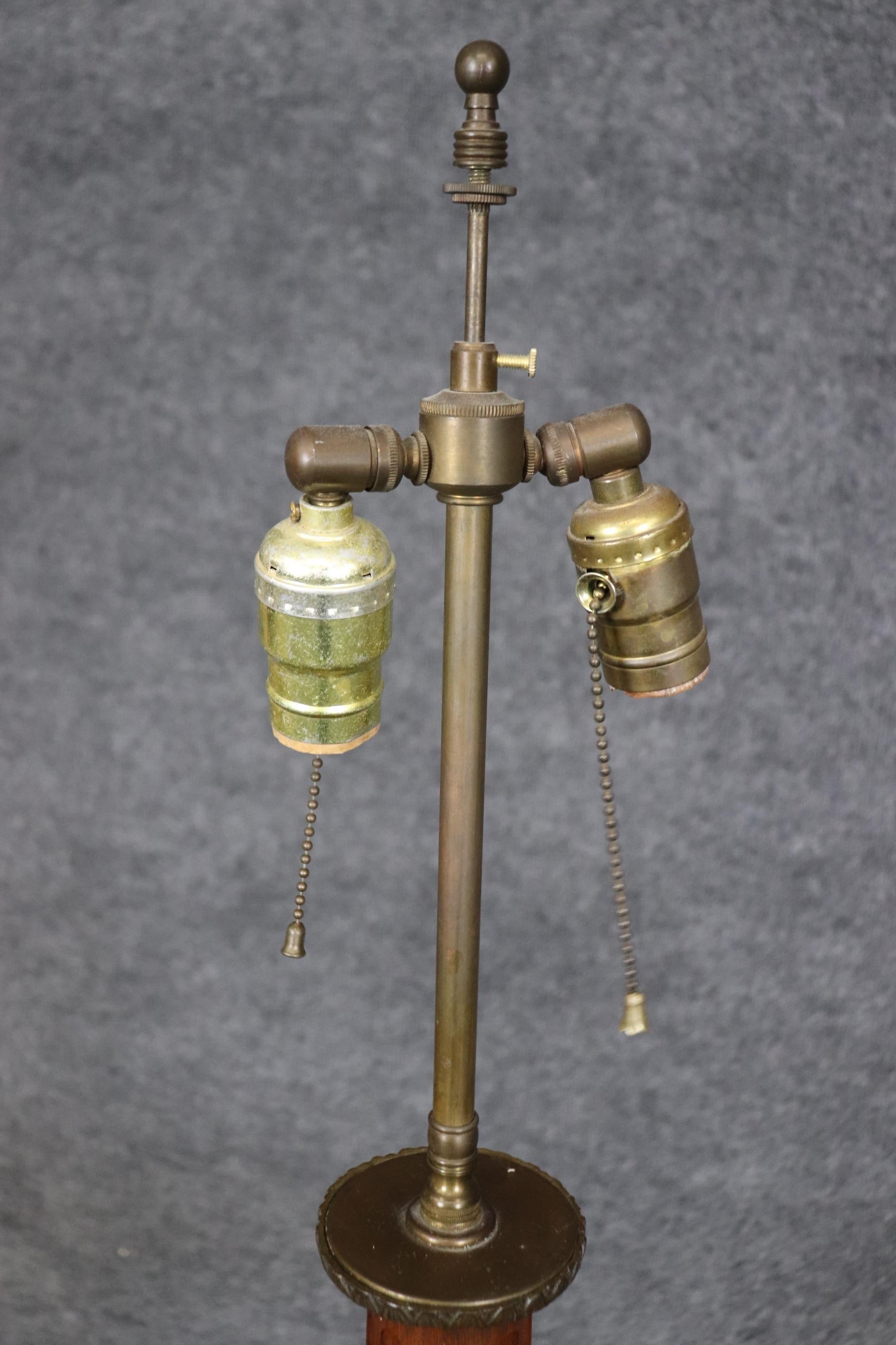Dies ist eine hervorragende und sehr seltene Stehlampe im Directoire-Stil aus Messing mit Rillen. Die Lampe ist französisch und befindet sich in einem guten antiken Zustand. Maße: 57,75 hoch x 18,5 breit x 18,5 tief. Sie stammt aus den 1950er