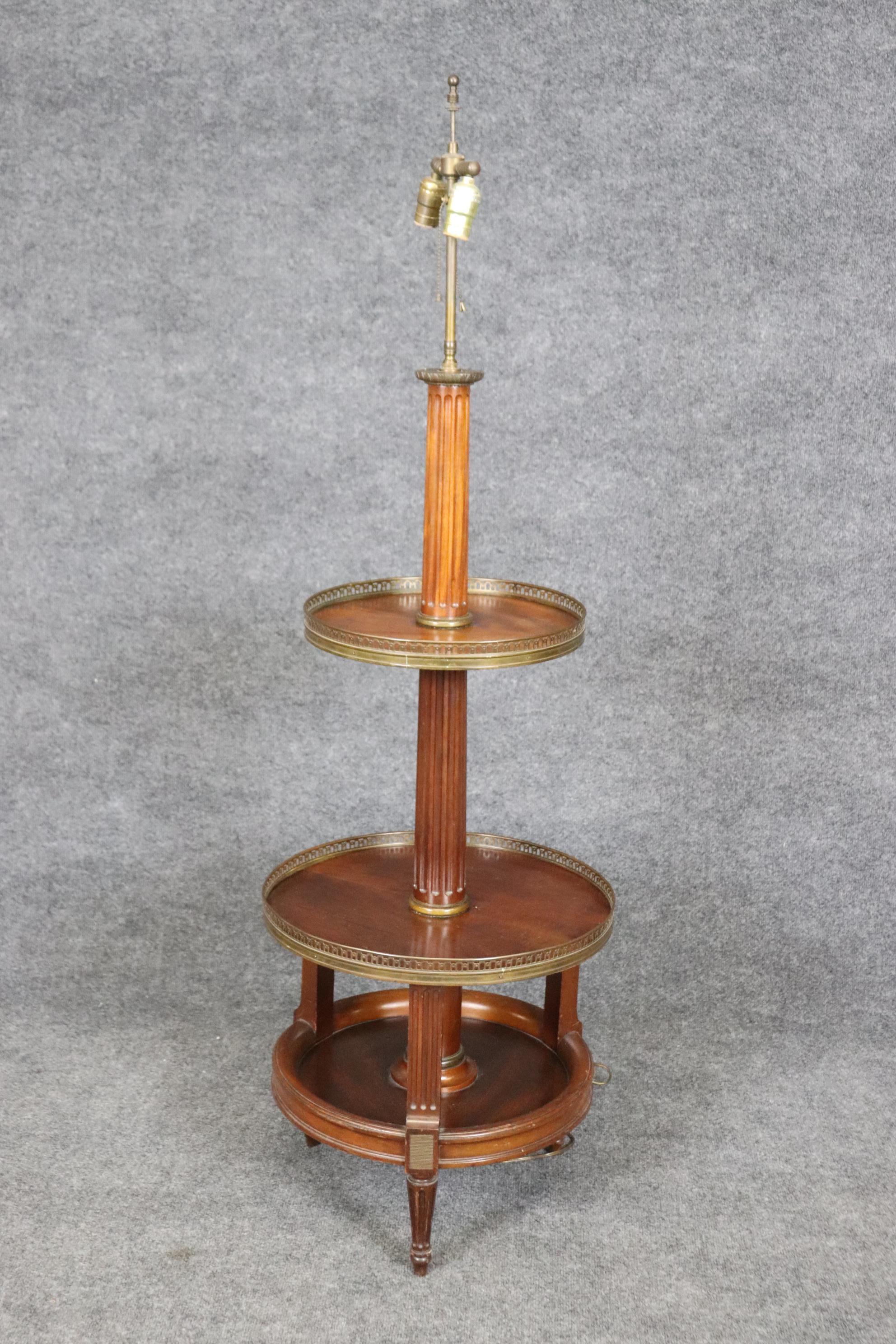 Französische Directoire-Stehlampe aus Mahagoni und Messing mit Regalen (Mitte des 20. Jahrhunderts) im Angebot