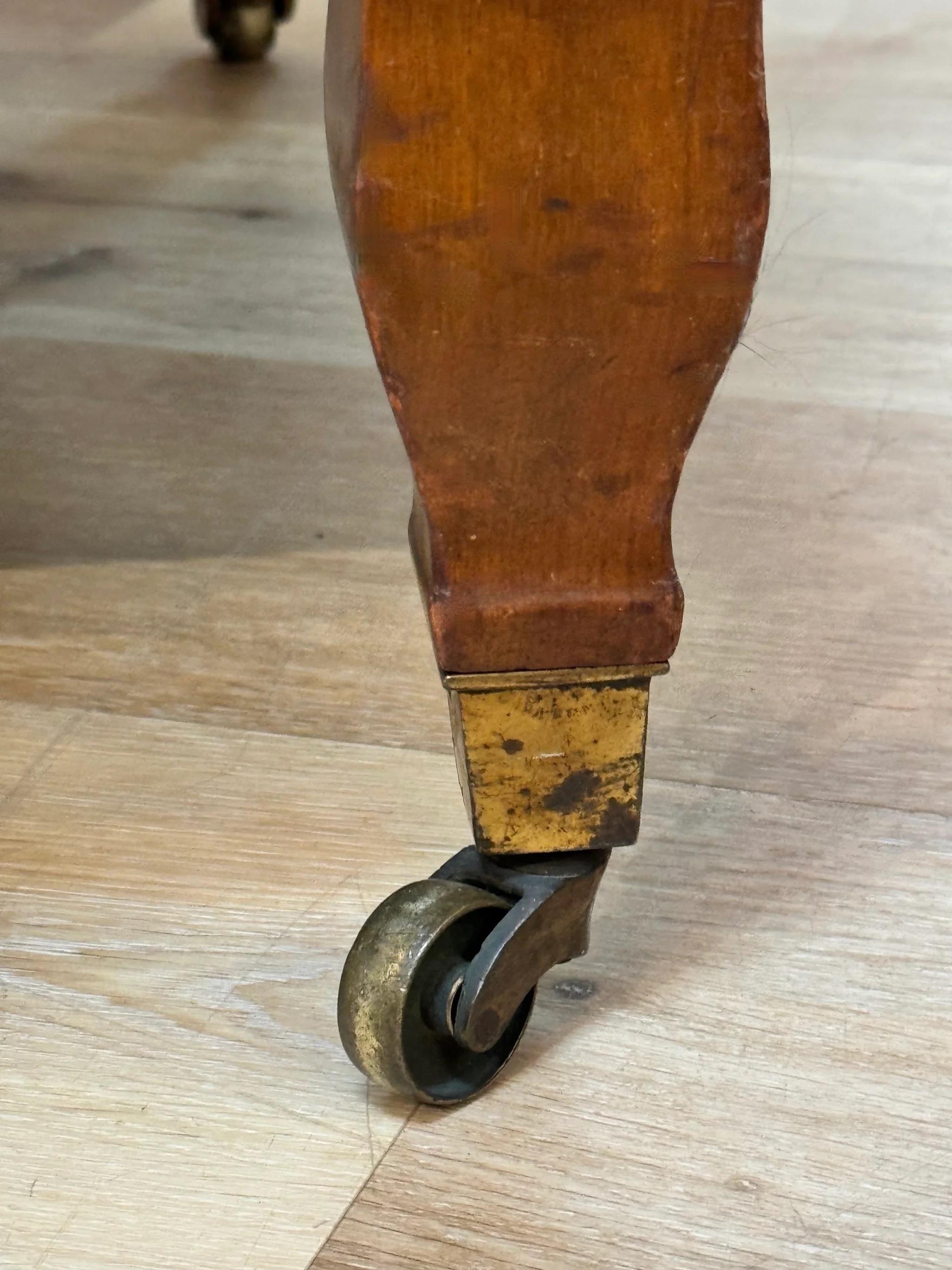 Table à manger à rallonge en acajou du Directoire français, c. 1800. 125 po, entièrement déployée. De belles  couleur et patine.  Avec les deux extrémités soulevées (à la dimension ovale, sans feuille) : 40.75 x 50.5