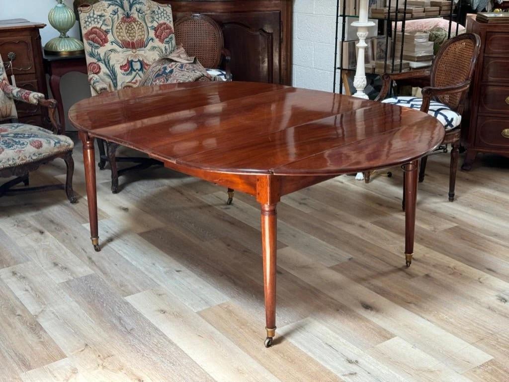 Français Table de salle à manger en acajou de style directoire français avec une feuille, c. 1800 en vente