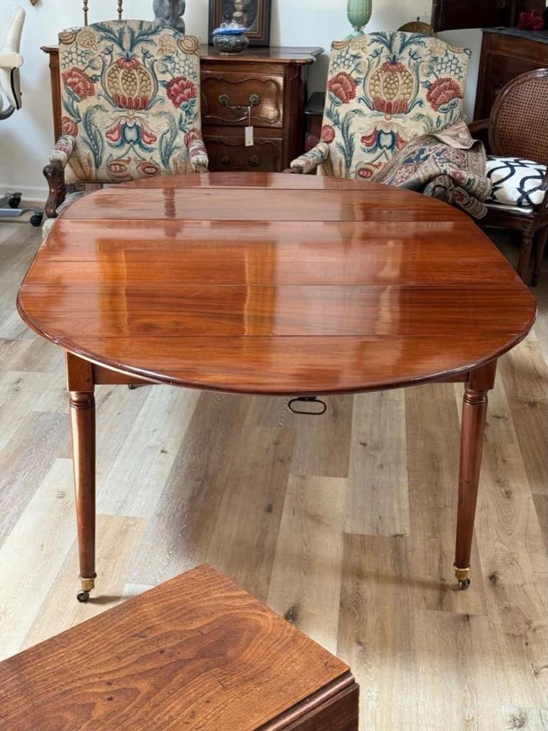 Table de salle à manger en acajou de style directoire français avec une feuille, c. 1800 Bon état - En vente à Charlottesville, VA