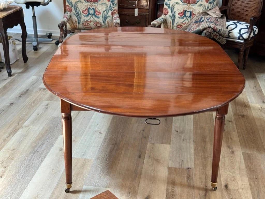 XIXe siècle Table de salle à manger en acajou de style directoire français avec une feuille, c. 1800 en vente