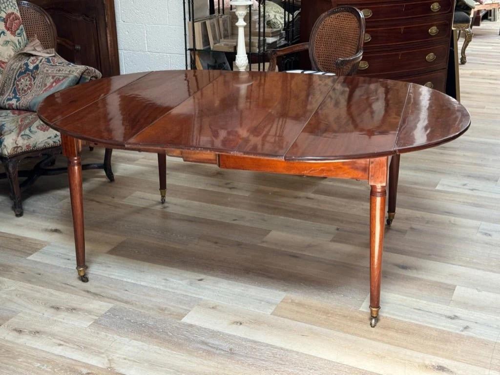 Acajou Table de salle à manger en acajou de style directoire français avec une feuille, c. 1800 en vente
