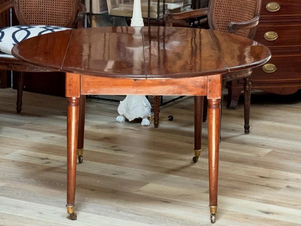 Table de salle à manger en acajou de style directoire français avec une feuille, c. 1800 en vente 1