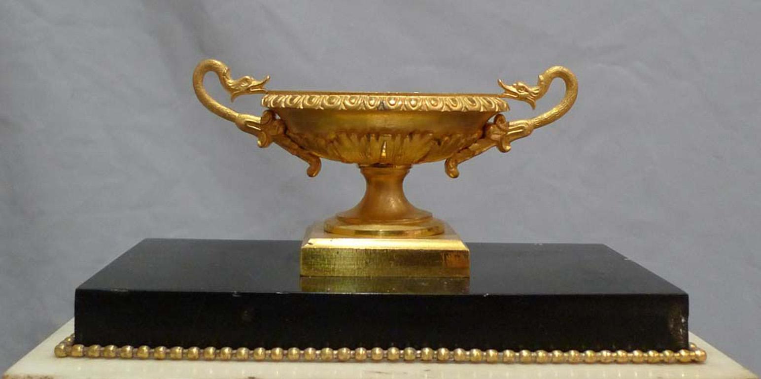 Pendule de cheminée du Directoire français en marbre et bronze doré Bon état - En vente à London, GB