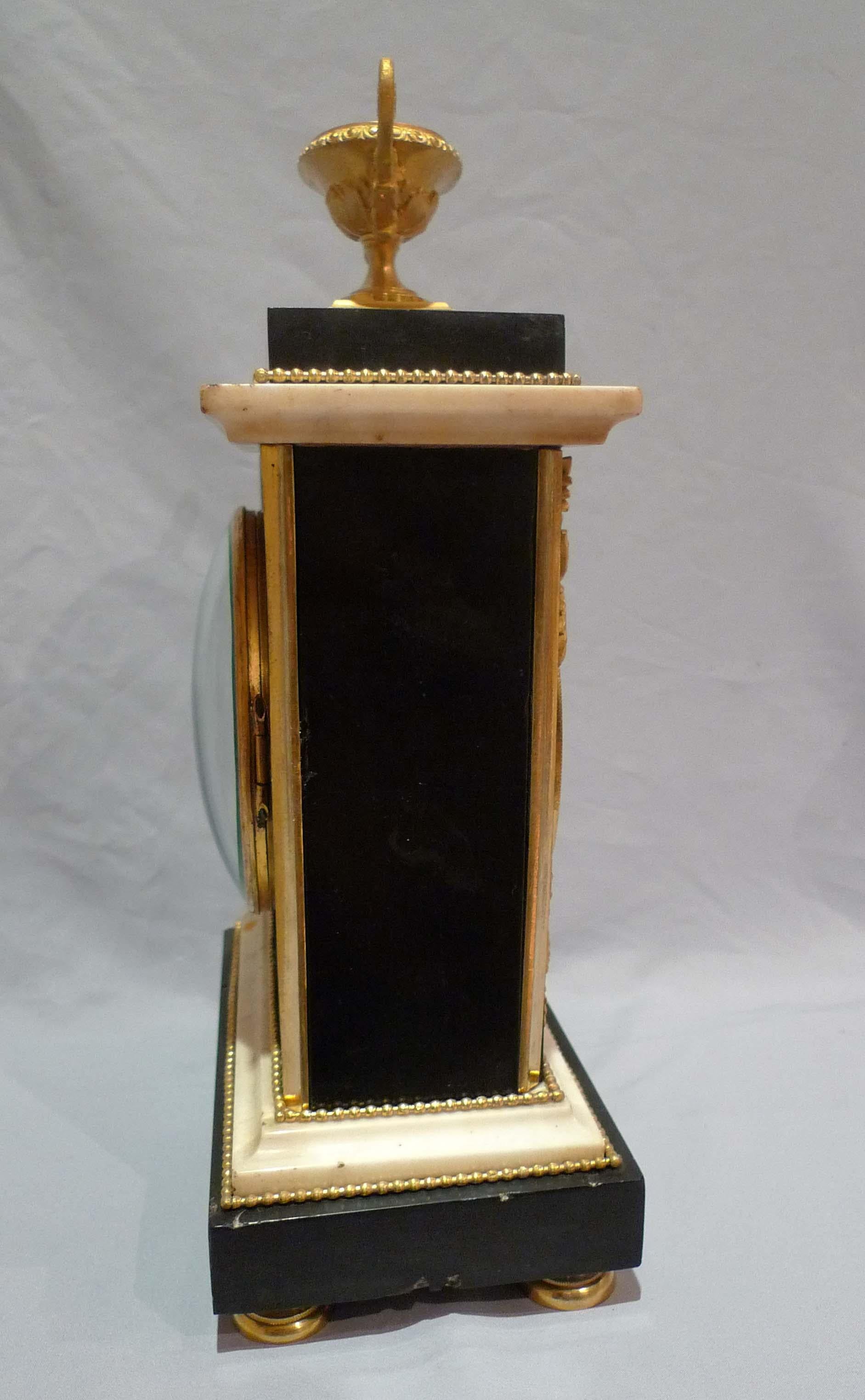 Début du XIXe siècle Pendule de cheminée du Directoire français en marbre et bronze doré en vente