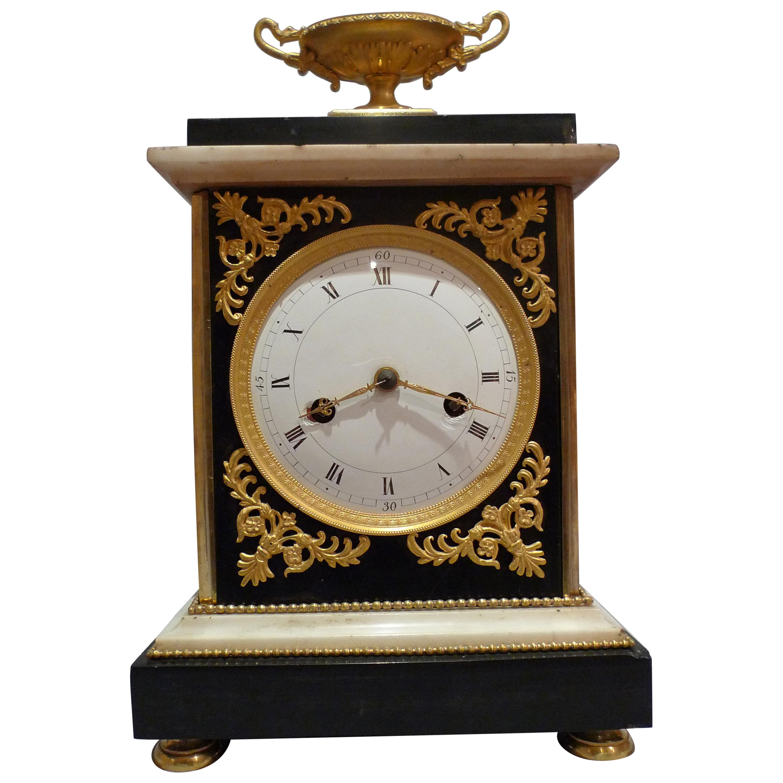 Orologio da camino francese del Direttorio in marmo e ormolu