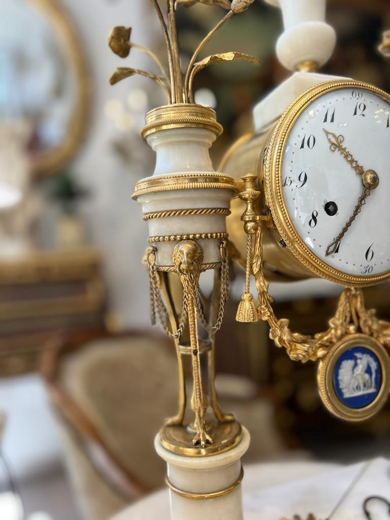 Français Horloge athénienne en marbre du Directoire français avec têtes d'aigle, début du 19e siècle en vente