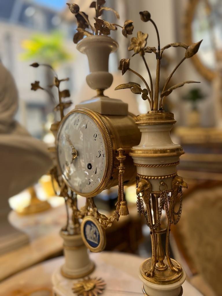 Horloge athénienne en marbre du Directoire français avec têtes d'aigle, début du 19e siècle Bon état - En vente à NICE, FR