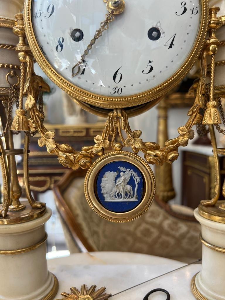 Horloge athénienne en marbre du Directoire français avec têtes d'aigle, début du 19e siècle en vente 2