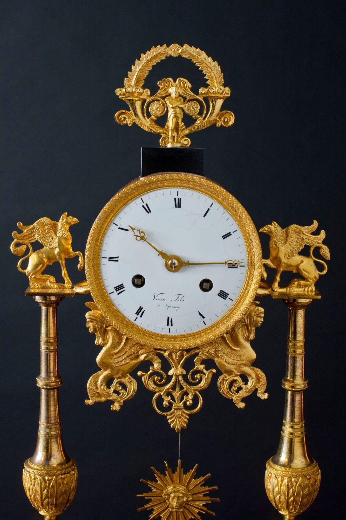 French Directoire Marble Pillar Mantel Clock In Good Condition For Sale In Norwich, GB