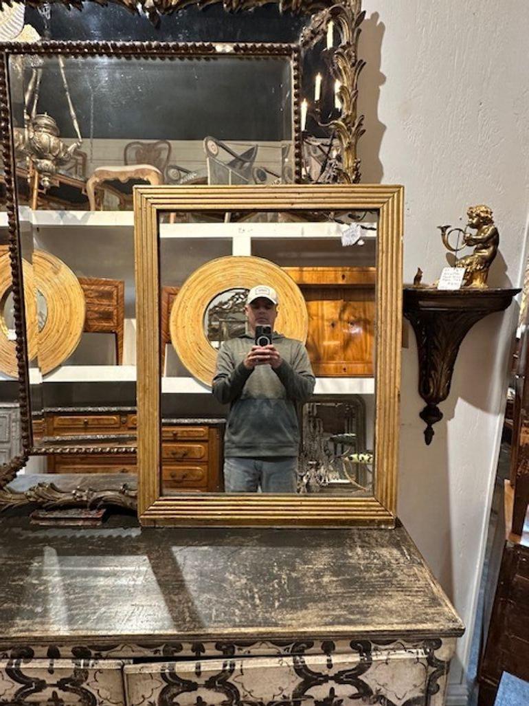Miroir rectangulaire en bois sculpté et doré d'époque 