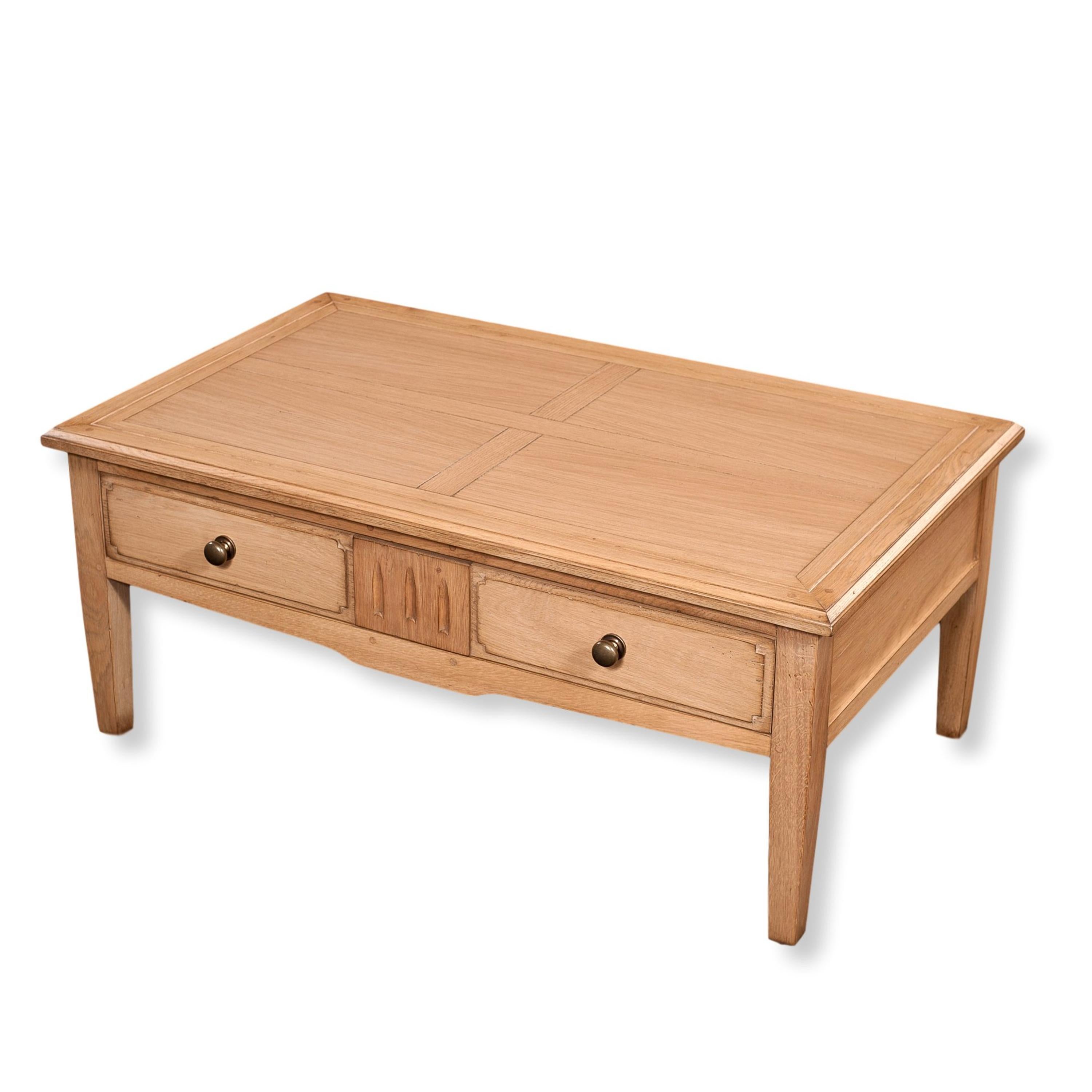 Cette table est une interprétation artisanale et modernisée du style Directoire français de la fin du XVIIIe siècle. Cette période est remarquable par ses lignes droites, classiques et intemporelles.

Il est fabriqué en chêne massif français.