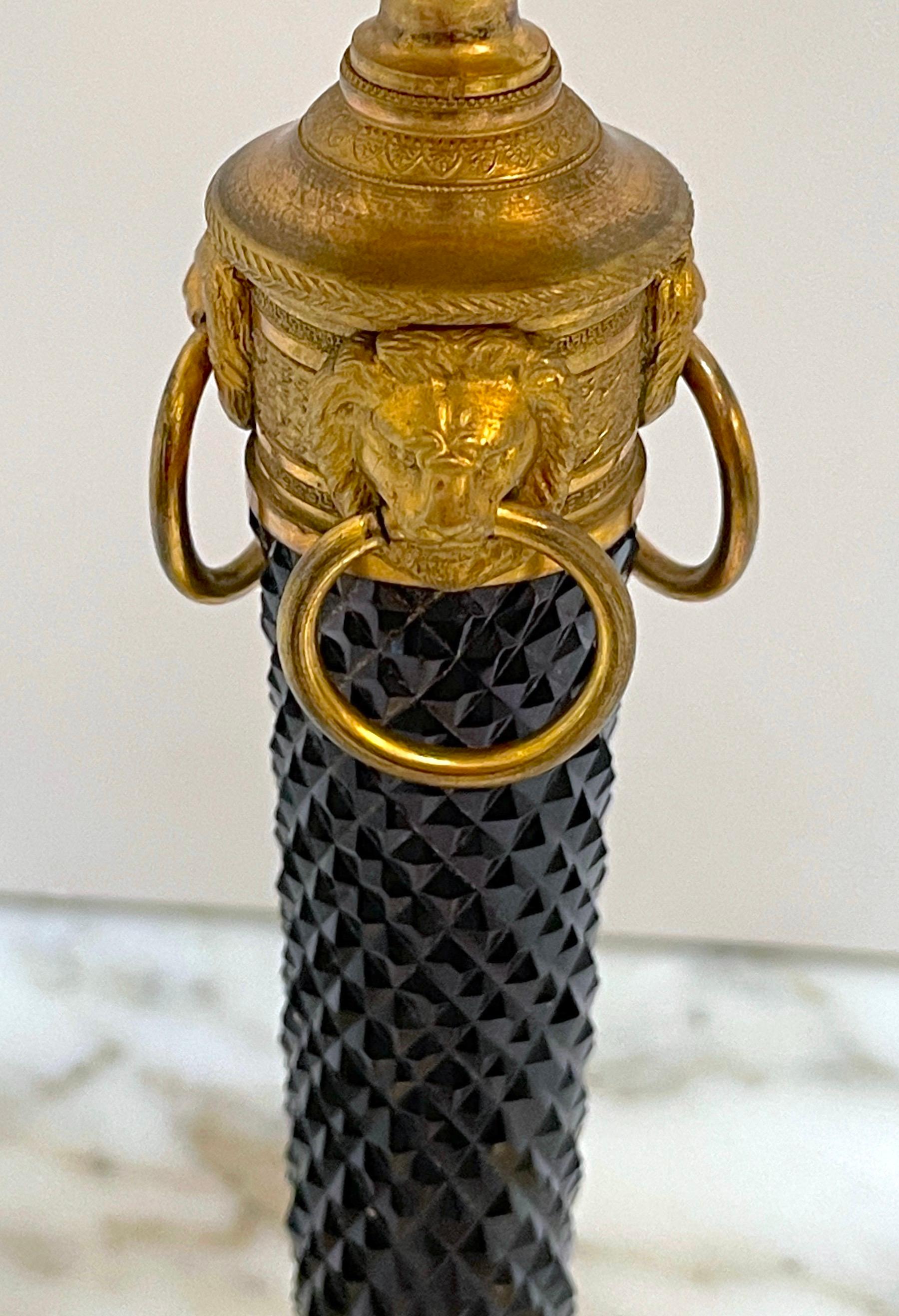 Lampe bouillotte française Directoire en bronze doré et améthyste noire taillée en cristal Bon état - En vente à West Palm Beach, FL