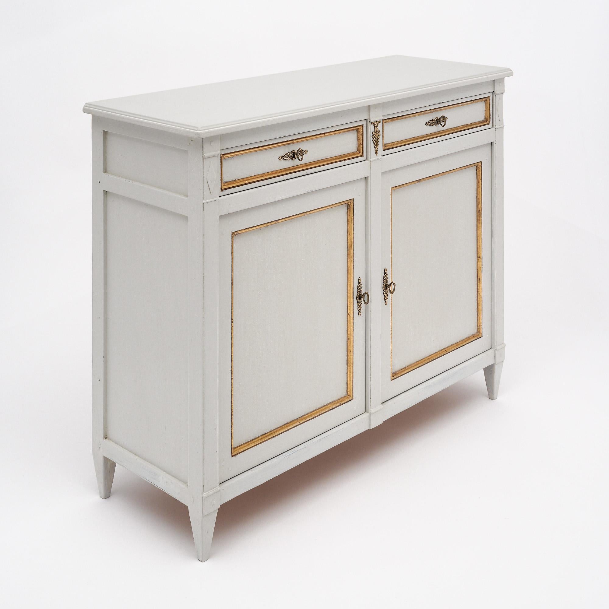 Buffet francese in stile Directoire. Questo pezzo è realizzato in legno massiccio ed è stato rifinito con una vernice al latte nel colore grigio tortora 