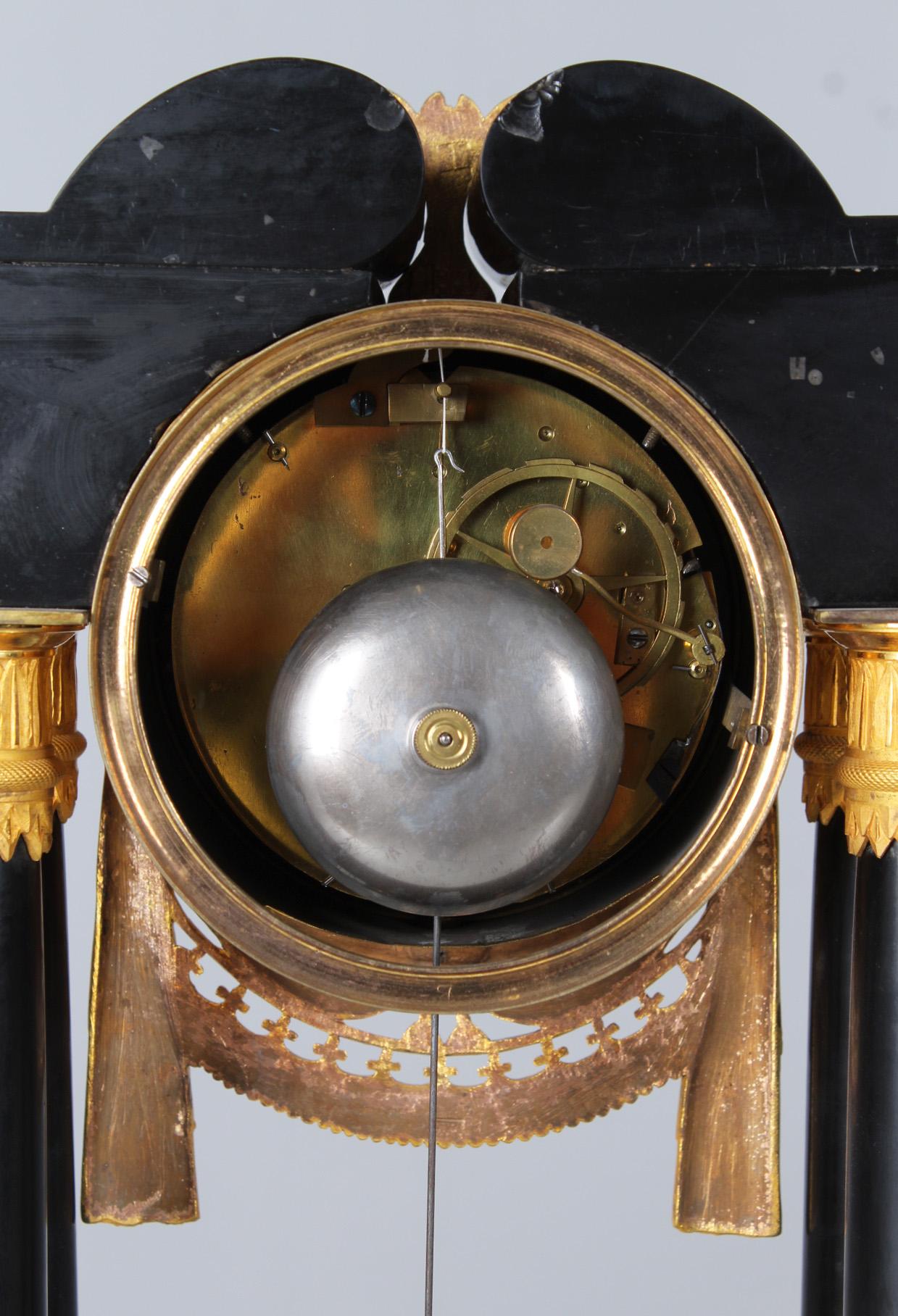 Pendule Directoire, marbre noir, bronze doré à la flamme, vers 1800 en vente 4