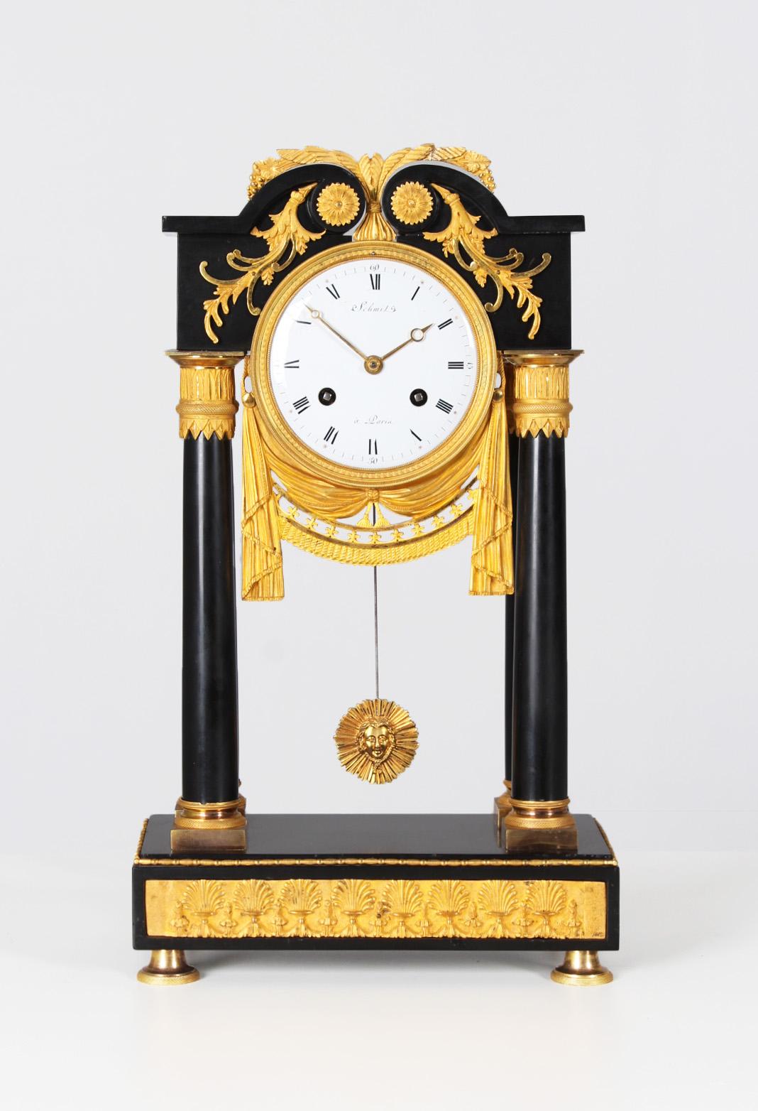 Französische Directoire Pendule, schwarzer Marmor, feuervergoldete Bronze, um 1800 (19. Jahrhundert) im Angebot