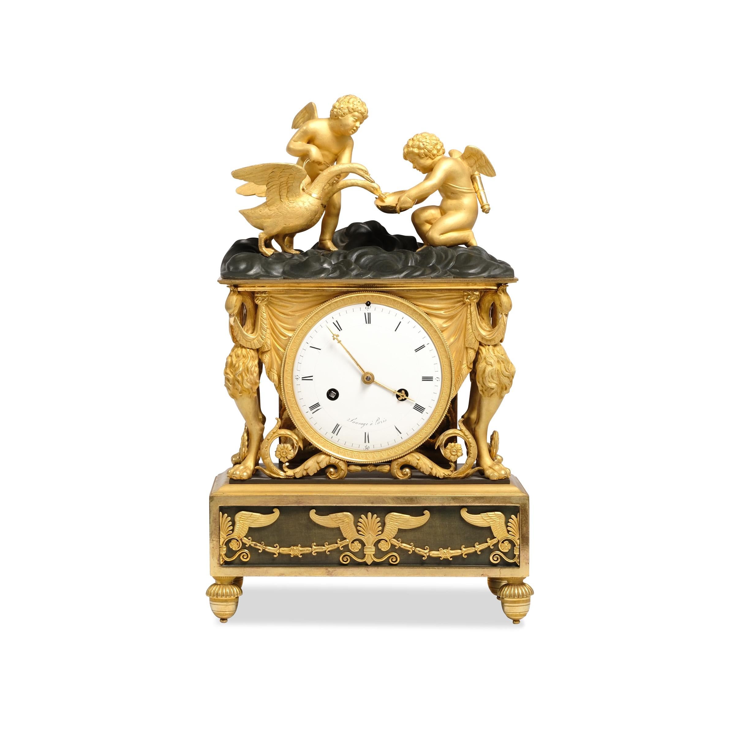 France Directoire Mantle Clock, around 1790/1800, figural depiction of two putti with swans, bronze, fire-gilded and dark patinated, on white enamel dial inscribed 