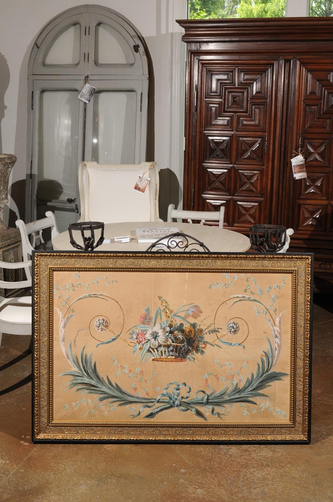 Français Panneau peint à motifs floraux d'époque Directoire dans un cadre doré, vers 1790