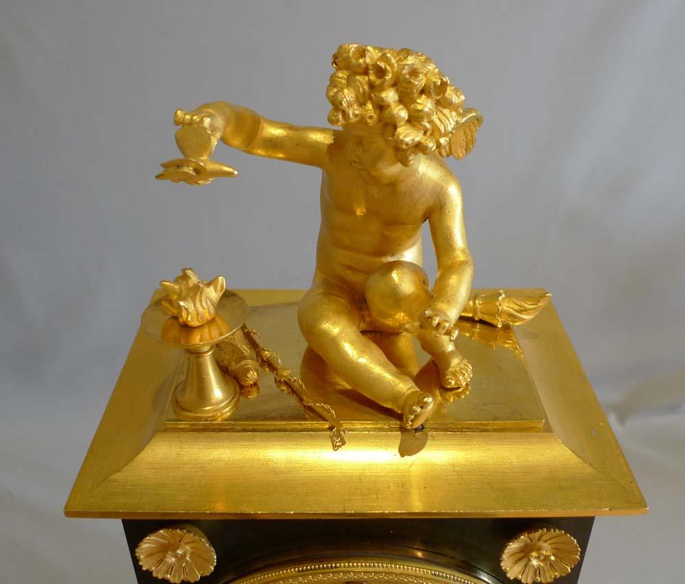 Kaminuhr aus Goldbronze und patinierter Bronze aus der Directoire-Periode, signiert Maniere (Französisch) im Angebot