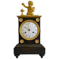 Pendule de cheminée française d'époque Directoire en bronze doré et patiné signée Maniere