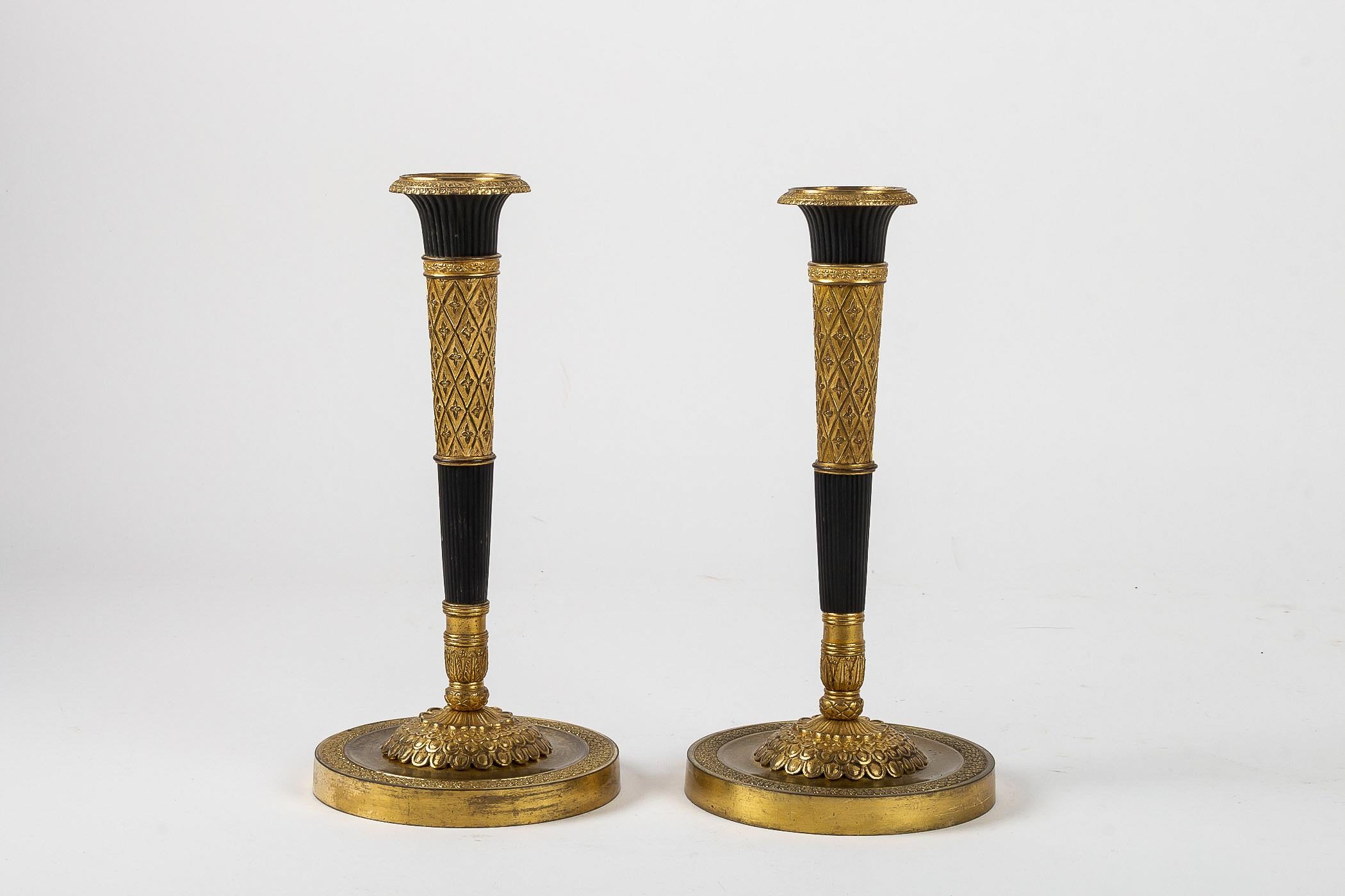 French Directoire period pair of French candlesticks, circa 1798

A rare, elegant and decorative pair of gilt-bronze and patinated-bronze candlesticks, nicely chiseled of stars.

Beautiful French work late 18th century, Directoire period, circa