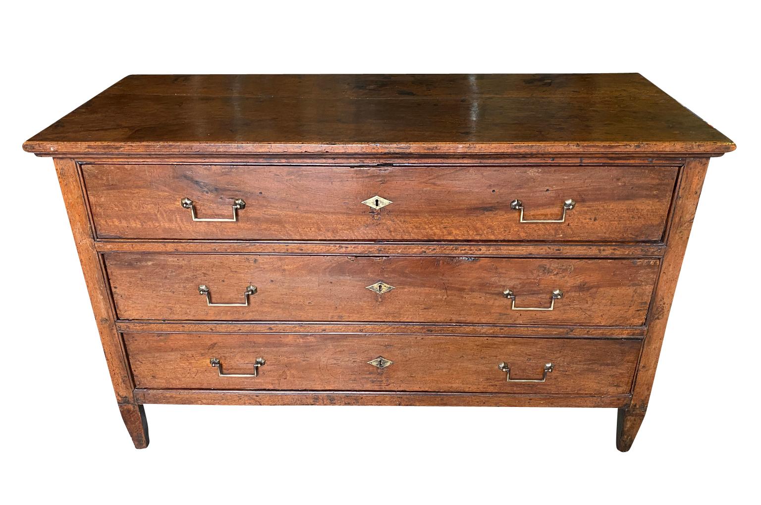 Très belle commode pantalonnière du début du XIXe siècle, d'époque Directoire, provenant de la région de Provence en France.  Merveilleusement construit en noyer avec 3 longs tiroirs et des pieds légèrement effilés.  Une pièce très étonnante.