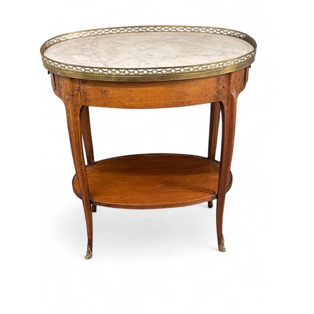 Französischer Beistelltisch aus der Directoire-Periode, oval geformt, um 1800 im Zustand „Gut“ im Angebot in Belmont, MA