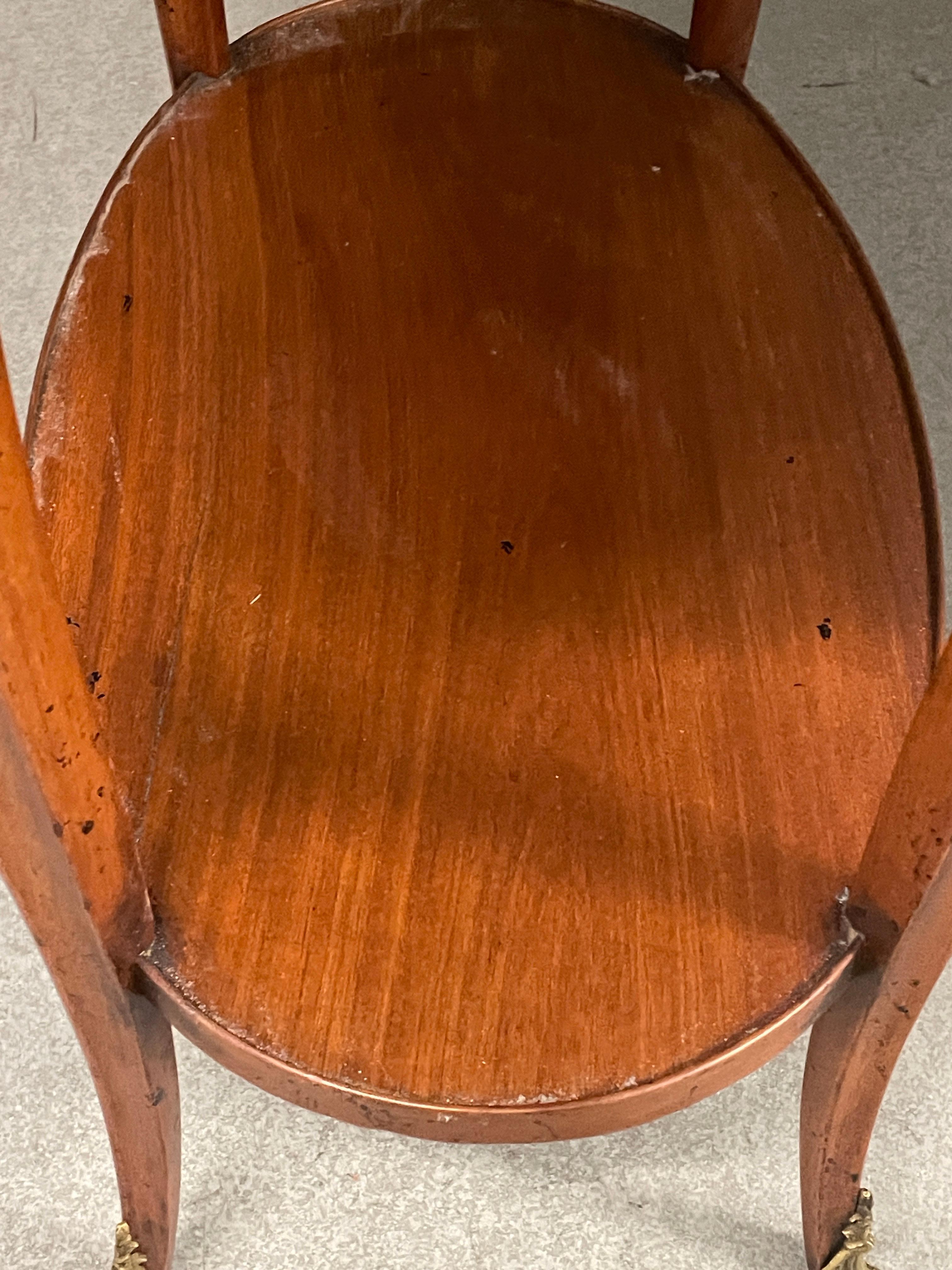 Französischer Beistelltisch aus der Directoire-Periode, oval geformt, um 1800 (Carrara-Marmor) im Angebot