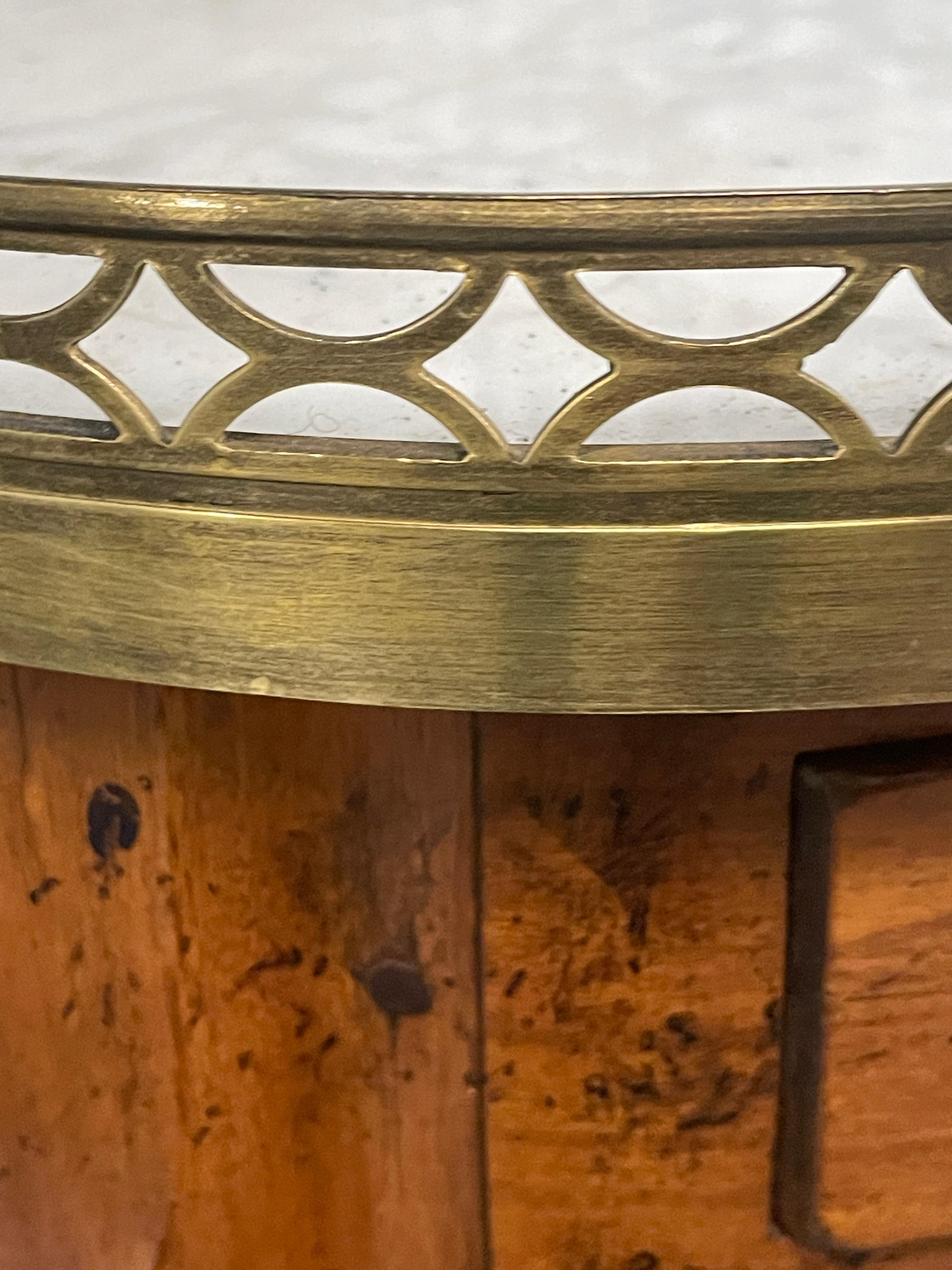 Französischer Beistelltisch aus der Directoire-Periode, oval geformt, um 1800 im Angebot 2