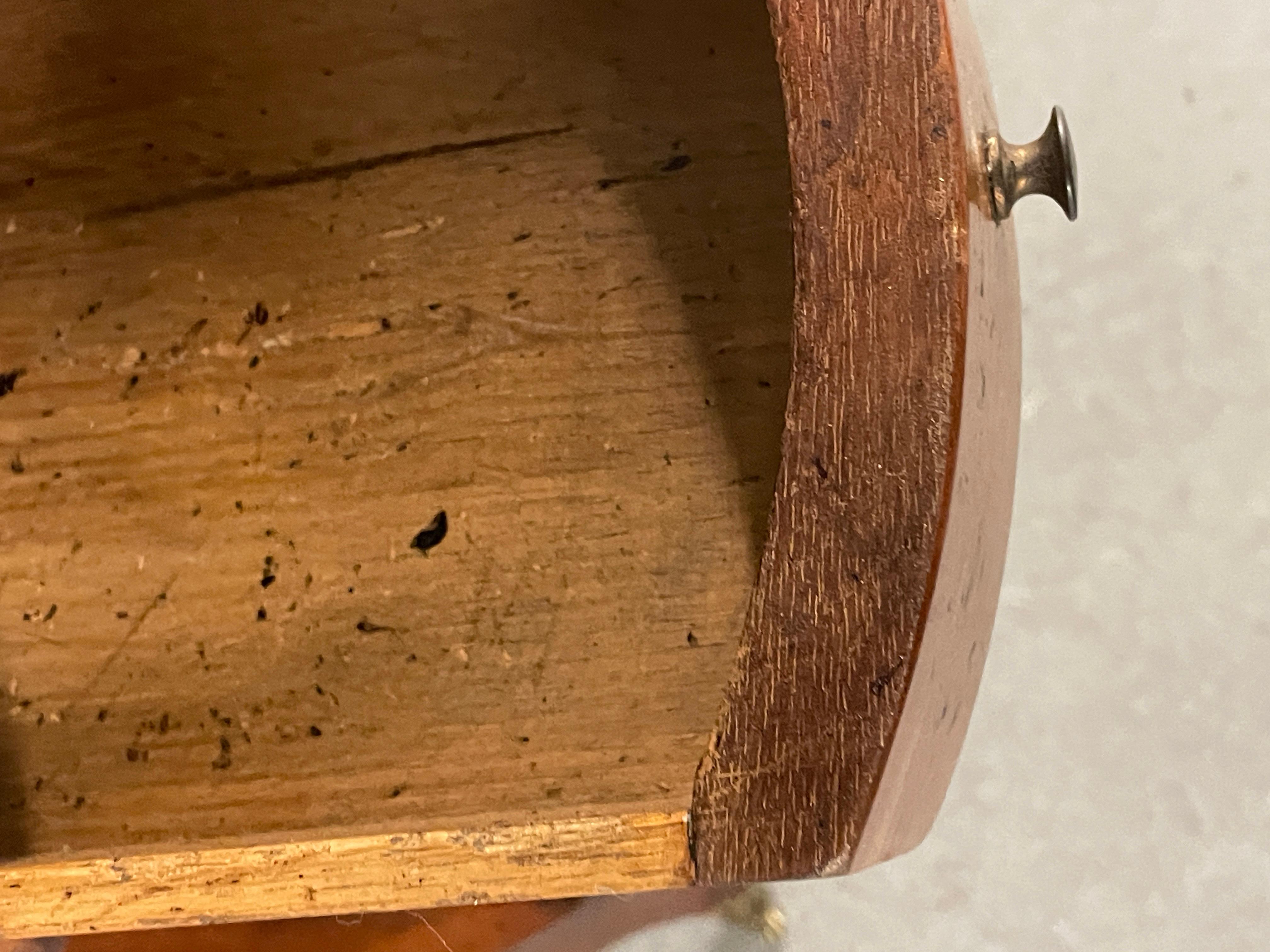 Französischer Beistelltisch aus der Directoire-Periode, oval geformt, um 1800 im Angebot 3