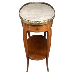 Mesa auxiliar francesa del periodo Directoire, de forma ovalada, hacia 1800