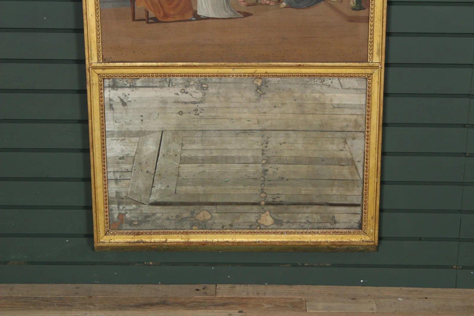 Ein französischer Trumeau-Spiegel aus der Directoire-Periode mit einer charmanten gemalten Szene einer wohlhabenden Familie in einem Wohnzimmer, die verschiedenen Aktivitäten nachgeht, um 1800, Öl auf Leinwand, unter Beibehaltung des ursprünglichen